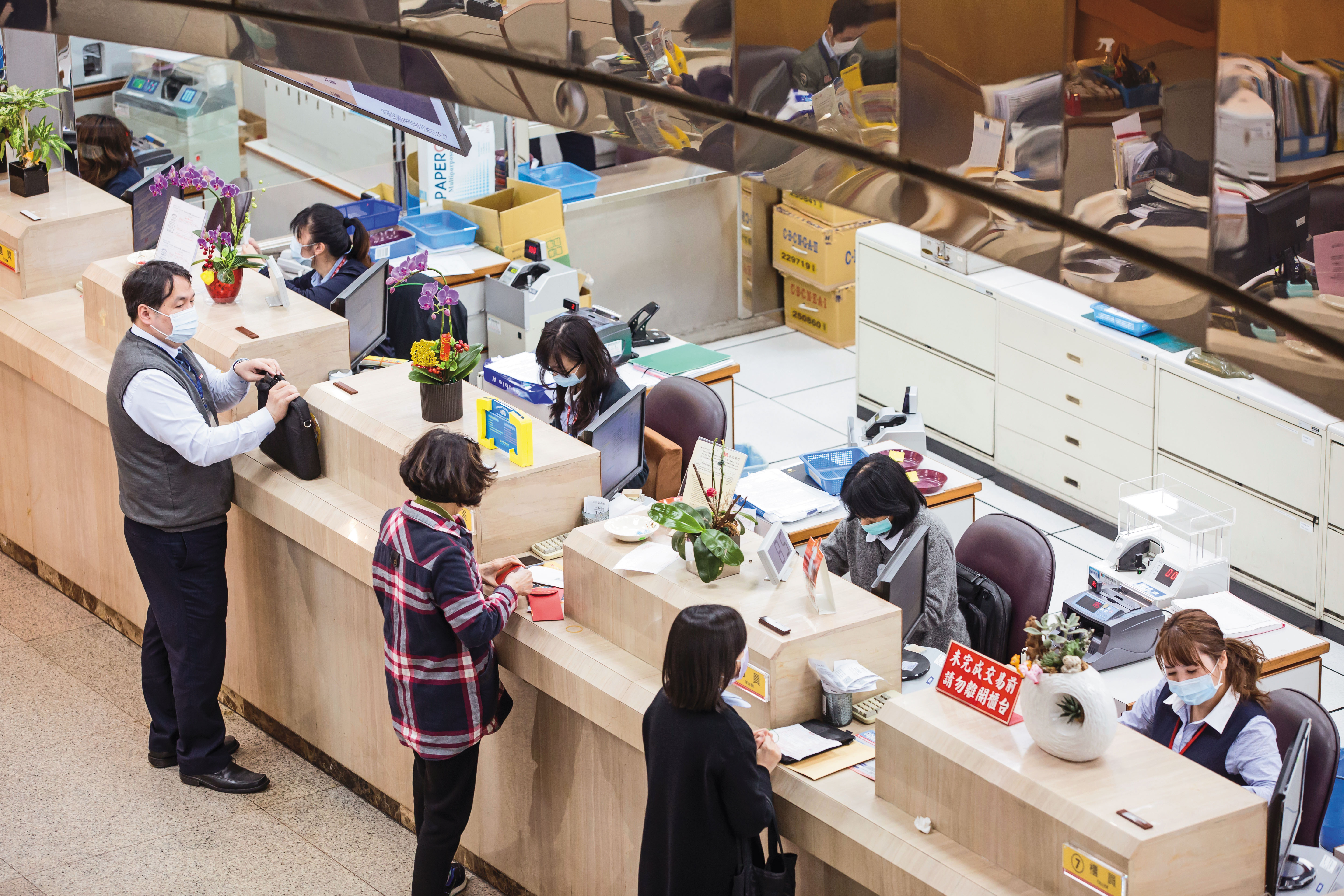 開立實體帳戶得經銀行嚴格審核，但透過第三方支付申請虛擬帳號則相對簡單。