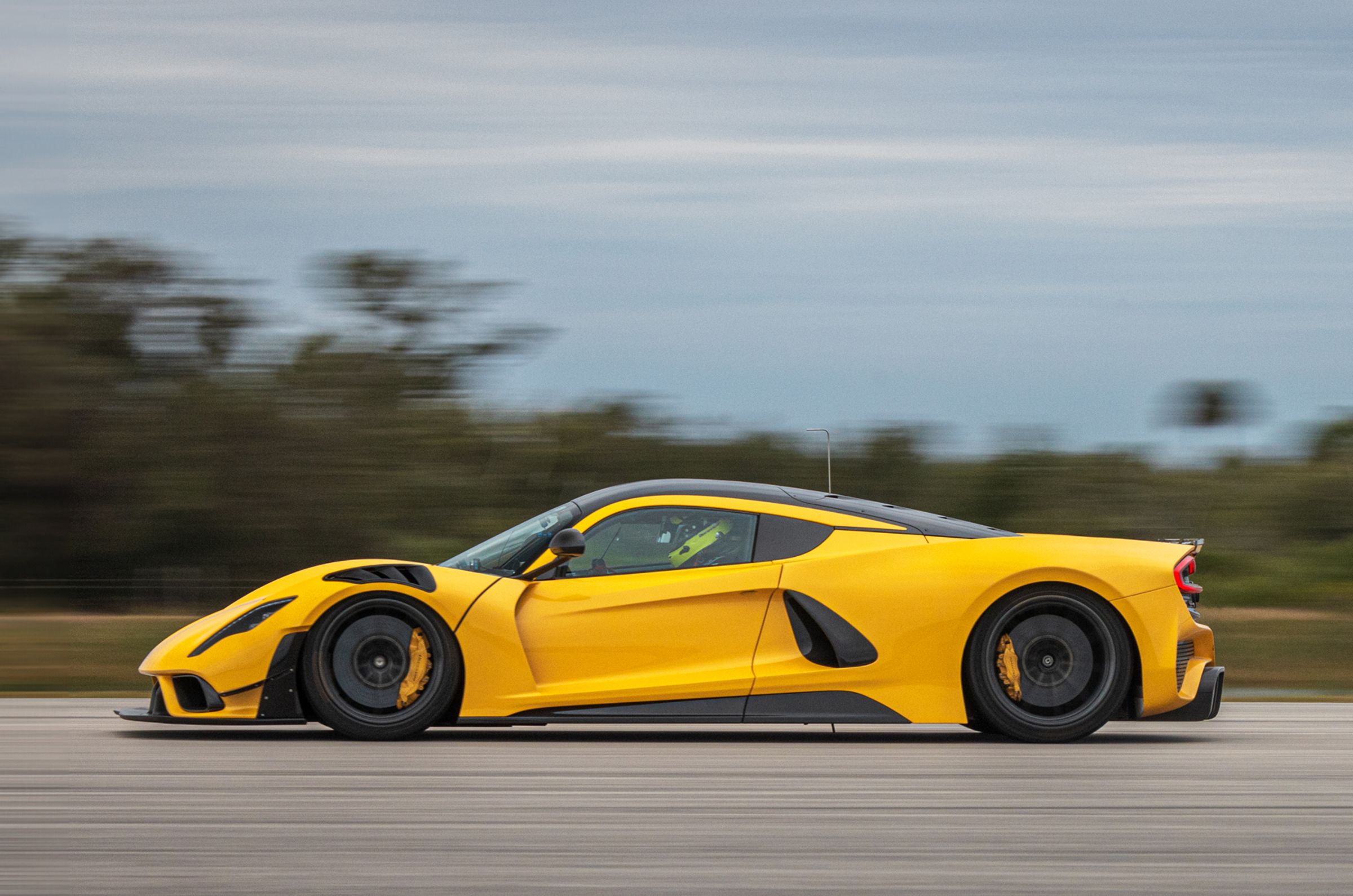 Hennessey 最新推出了 Venom F5 的一個更為瘋狂的版本，名為 Evolution。根據 Hennessey 的說法，Venom F5 Evolution 在原有基礎上增加了 214 匹馬力，總輸出達到 2031 匹馬力。該車廠表示，額外的馬力和更新的空氣動力學設計使得這款車從零加速到時速320公里僅需 10.3 秒。