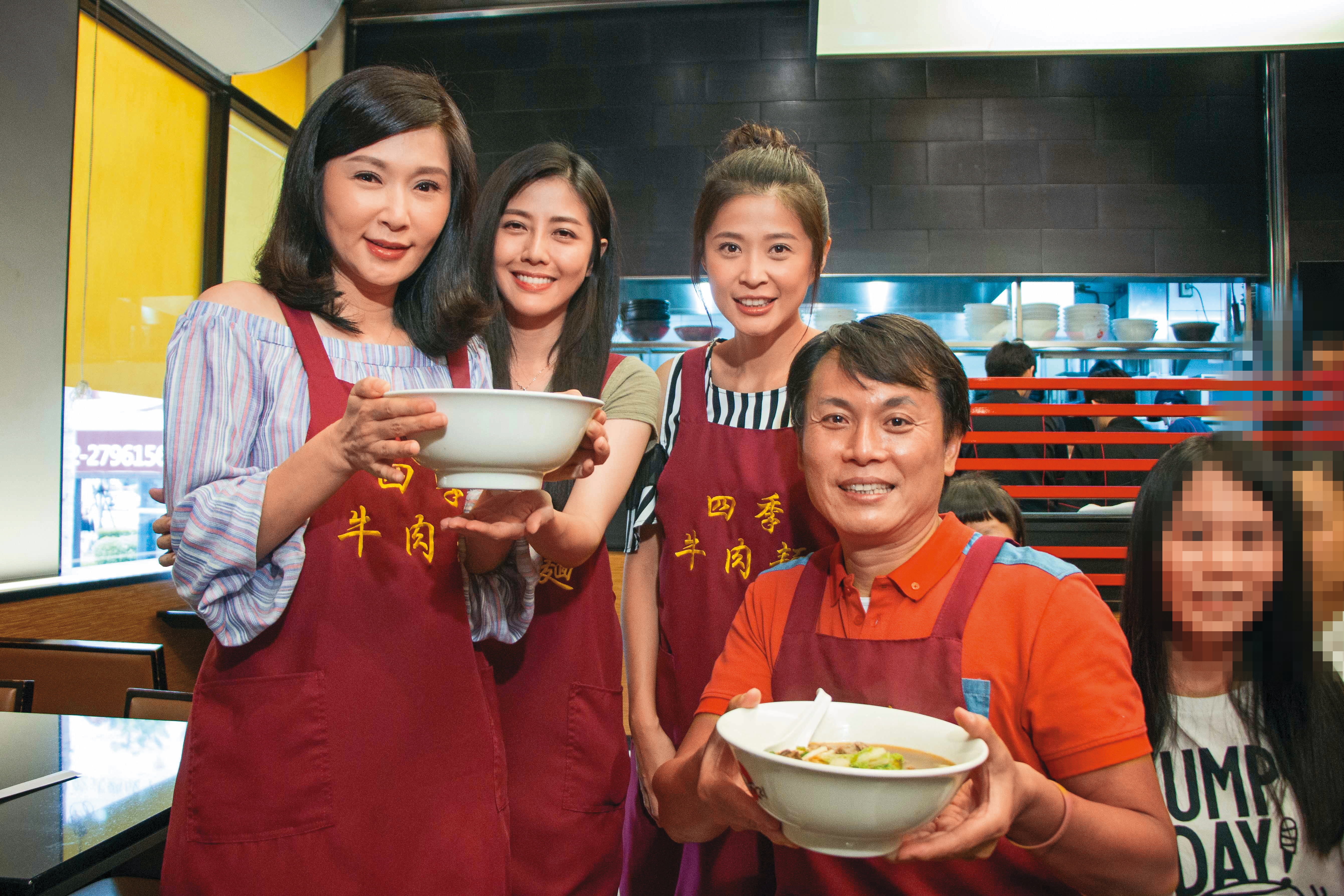 陳霆（右二）曾和張玉嬿（左起）、韓瑜及李燕演出8點檔《一家人》。（三立提供）