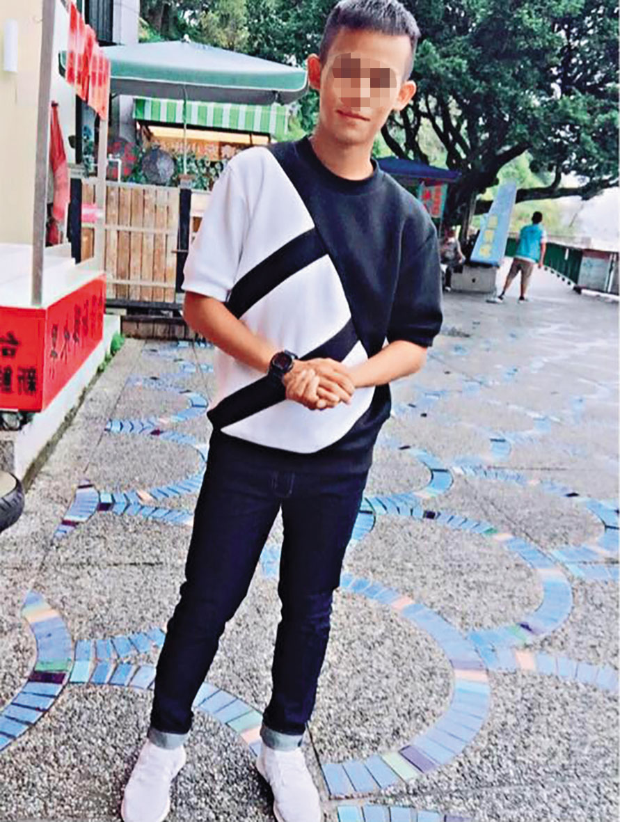 海軍陸戰隊中士陳瑞勇手持五星旗自拍效忠中國影片,並向中共領取20萬元,遭檢方以違反《國安法》起訴。(翻攝陳瑞勇臉書)