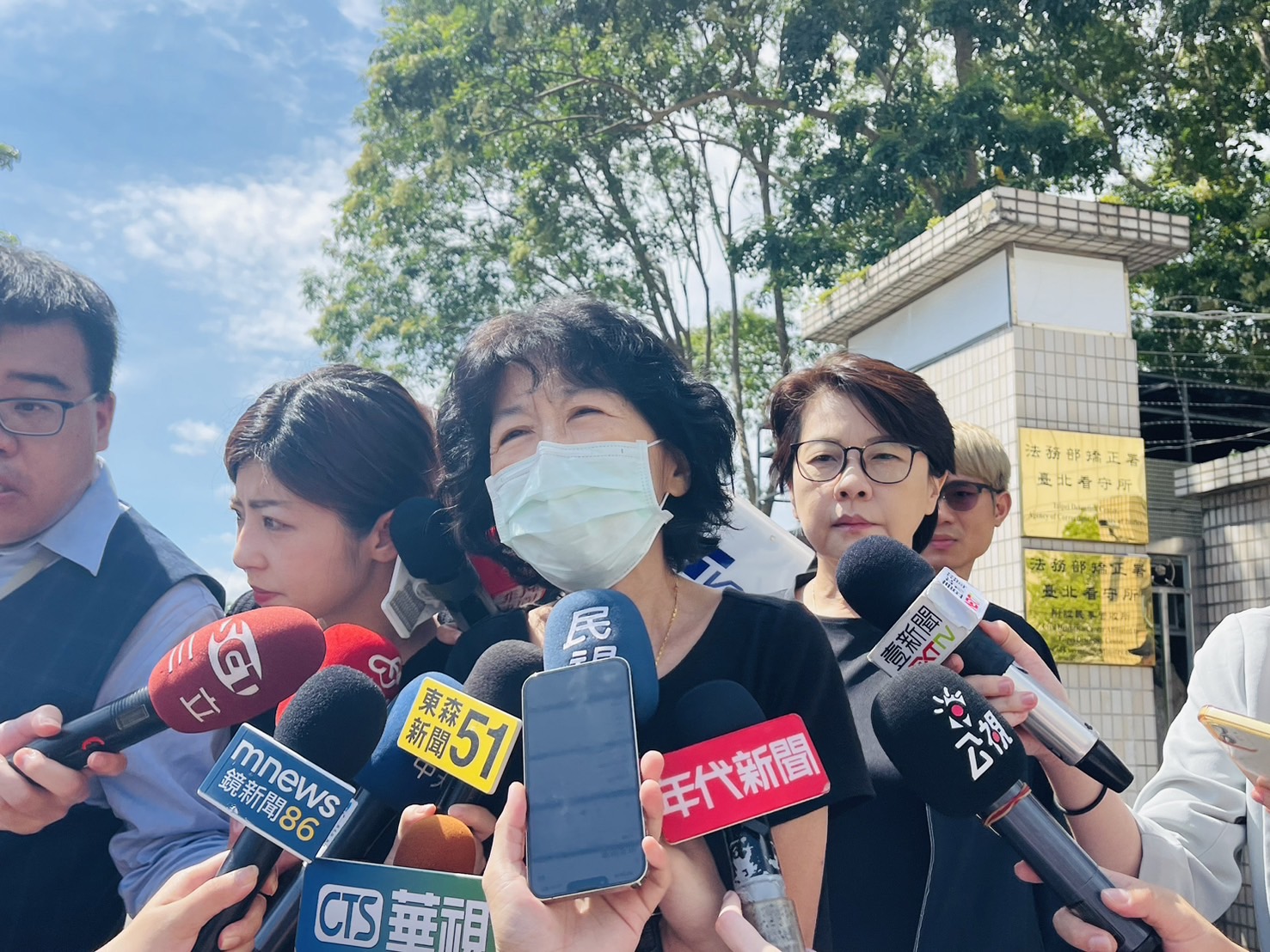 陳佩琪送愛的枕頭、涼蓆與精裝書，遭台北看守所退件！原因曝光。