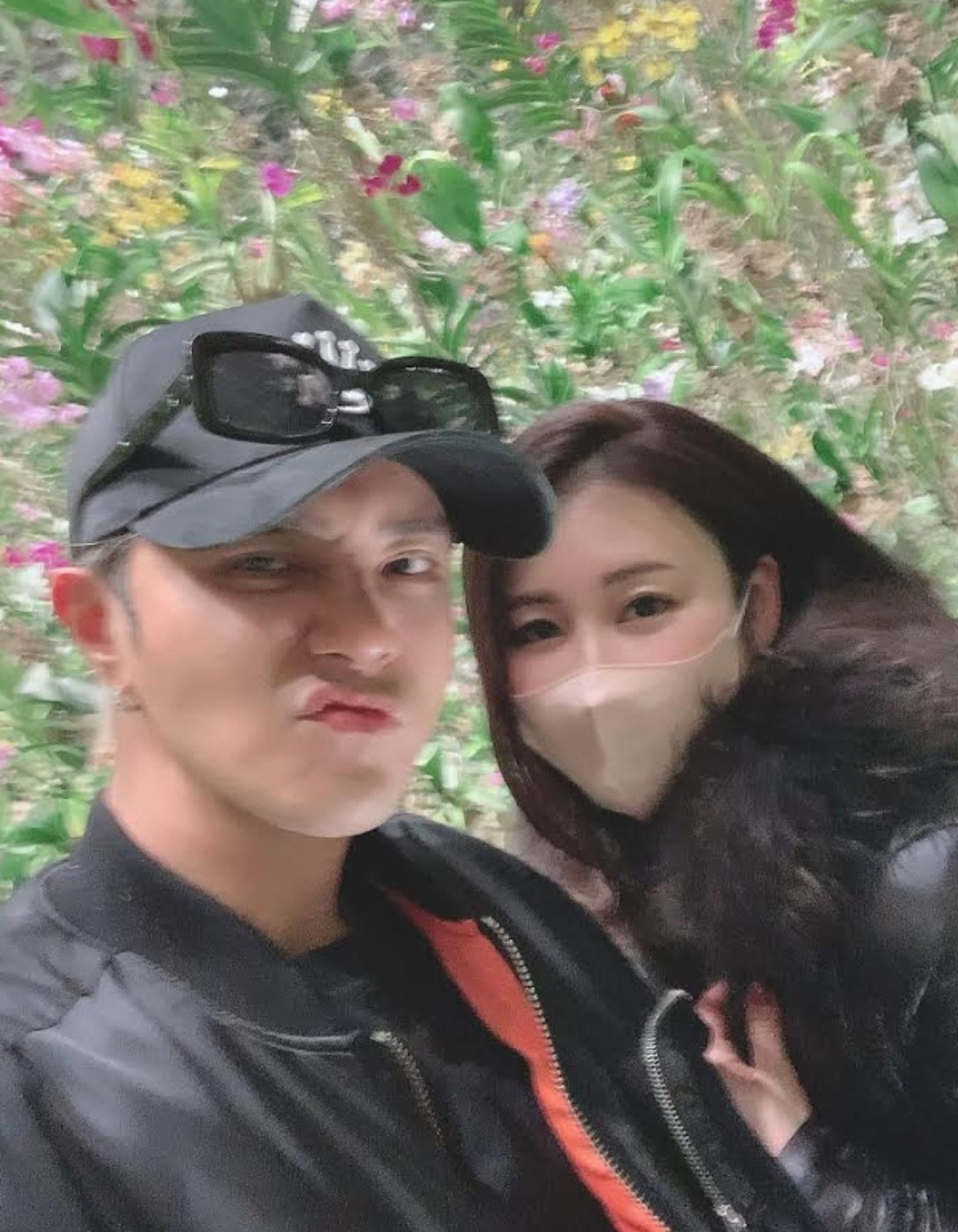 羅志祥(左)帶麻衣(右)去知名藝術展teamLab玩,麻衣感嘆:「我們也認識了24年,懷念很拚的日子。」(翻攝自麻衣IG)