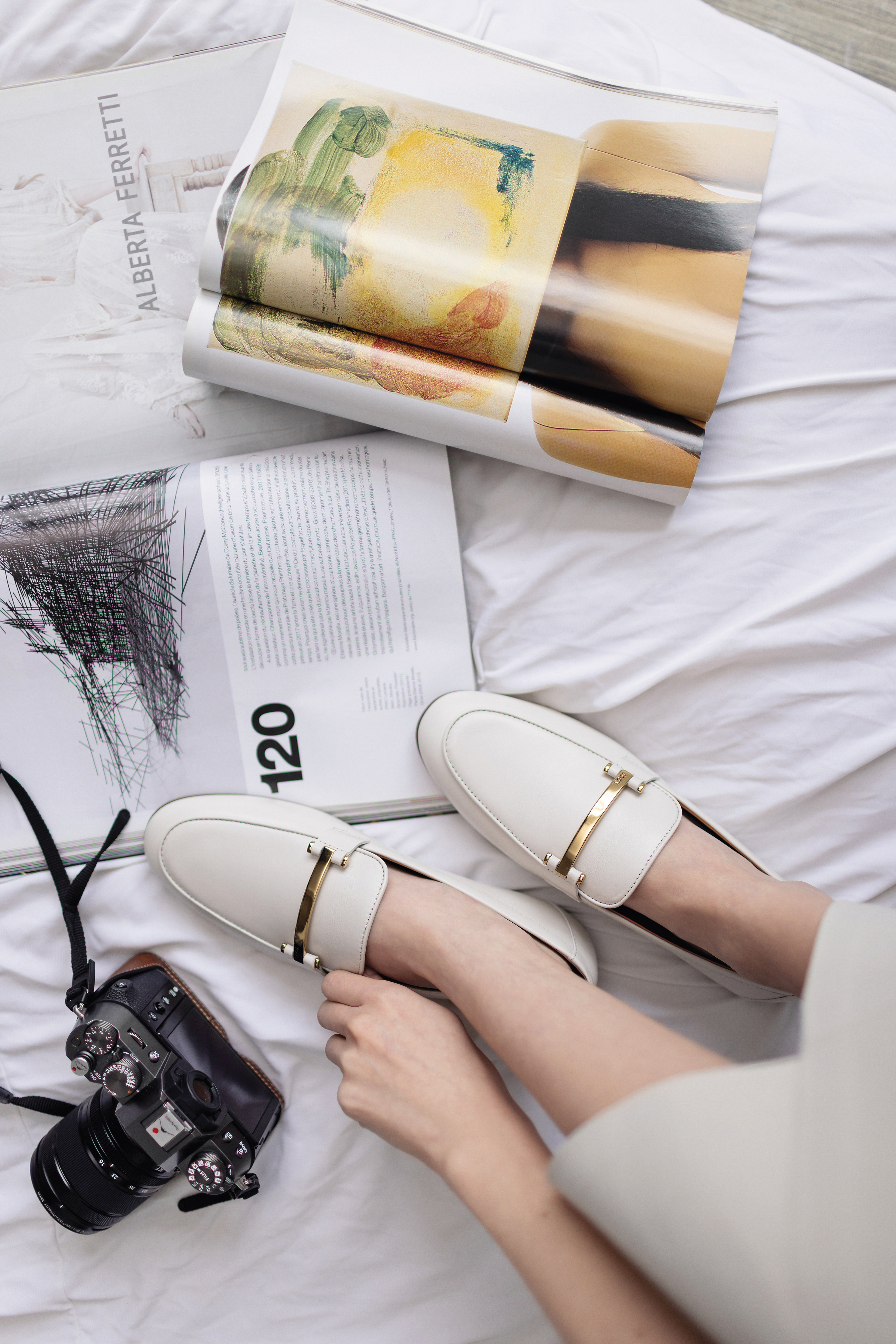 棉質半裙 價格店洽 by TOD'S、Barretta白色樂福鞋 NT$33,900 by TOD'S