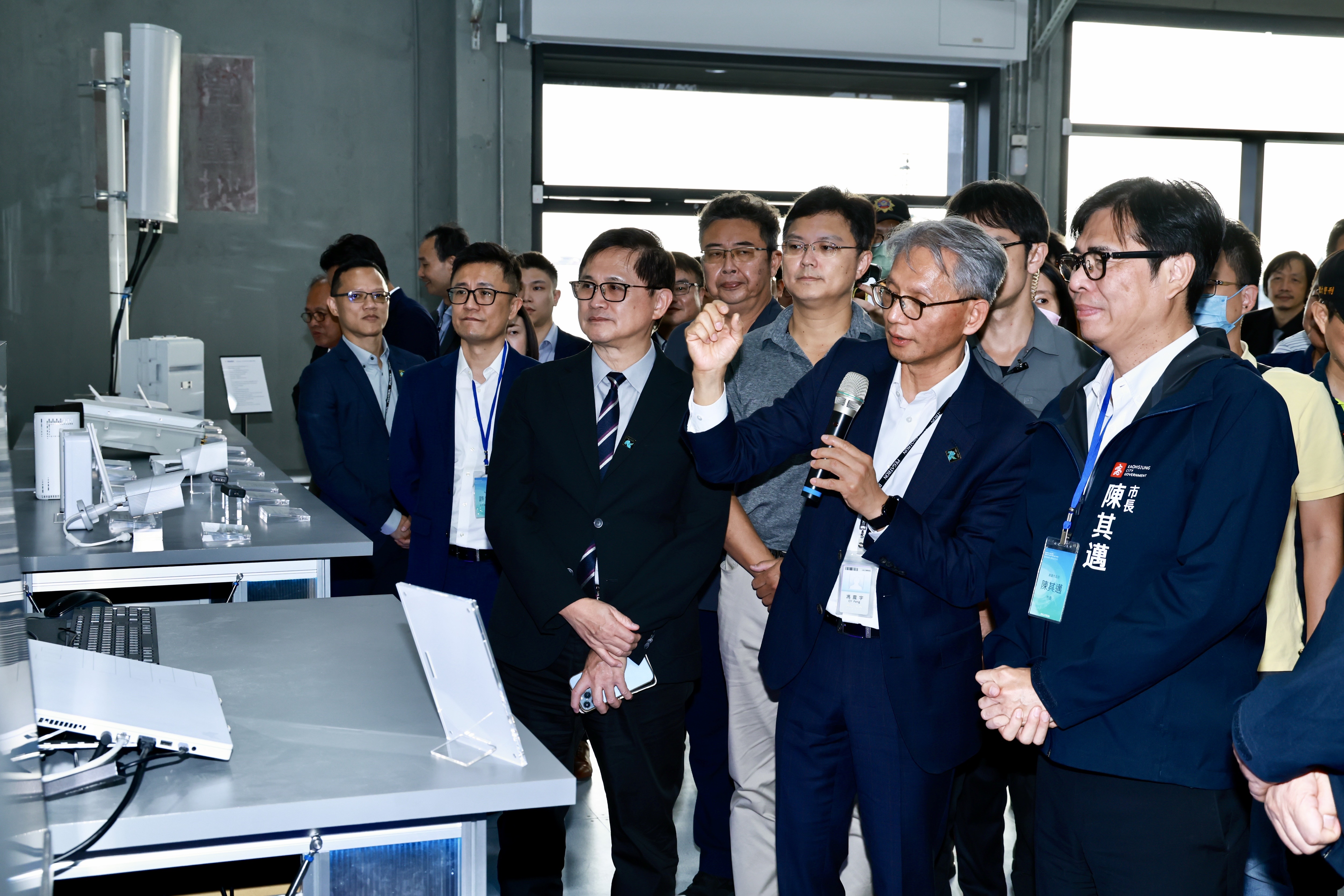 高雄市長陳其邁與經濟部次長何晉滄親自為和碩董事長童子賢的「亞灣數位轉型研訓基地」站台表達支持與感謝。