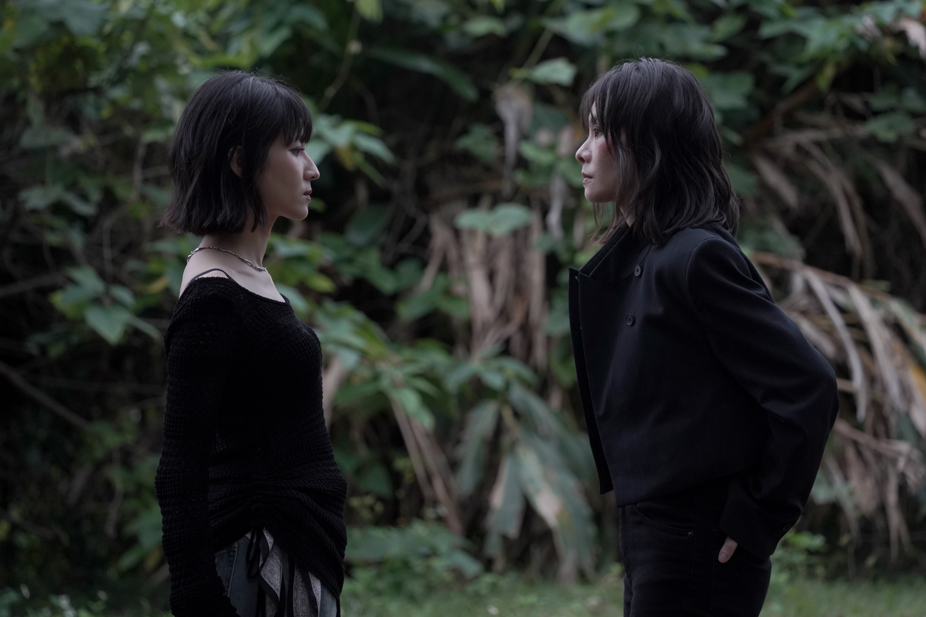 鄭宜農揪好友連俞涵跨刀MV，4度合作默契100分。（邊走邊聽有限公司提供）
