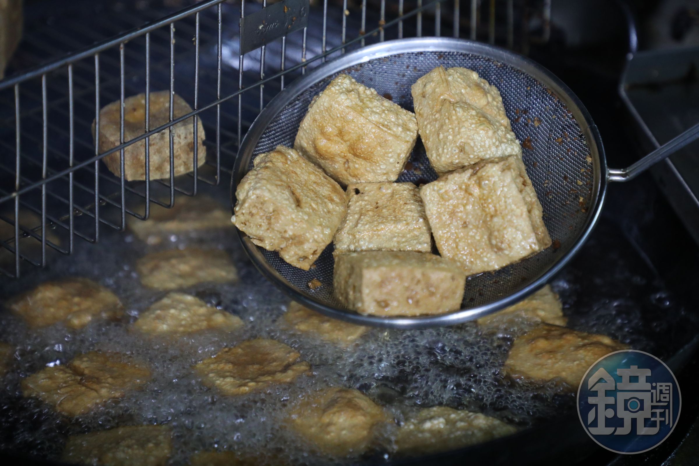 每塊臭豆腐都經過二次酥炸，裡頭仍保有水分，外層卻已酥脆。