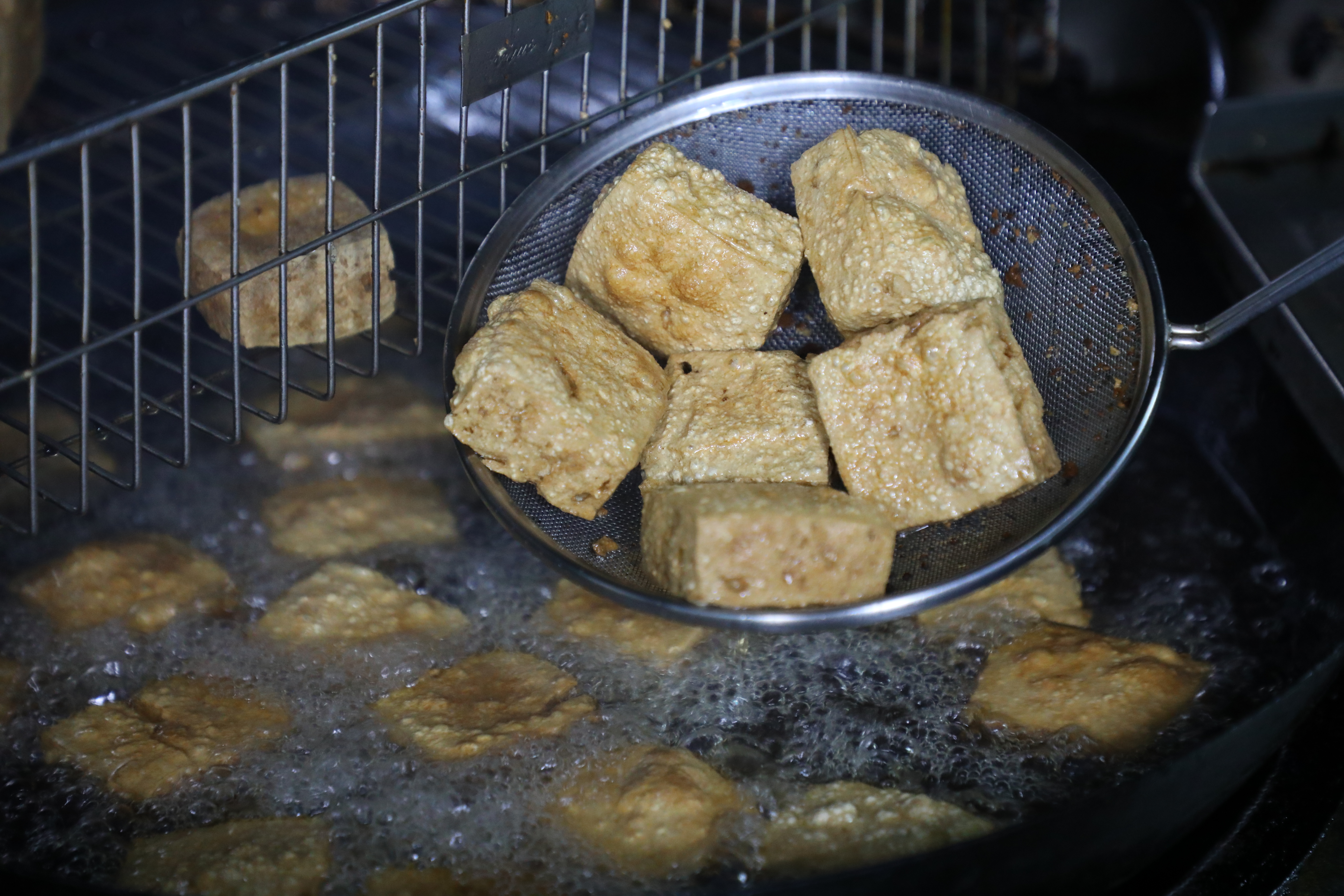 每塊臭豆腐都經過二次酥炸，裡頭仍保有水分，外層卻已酥脆。