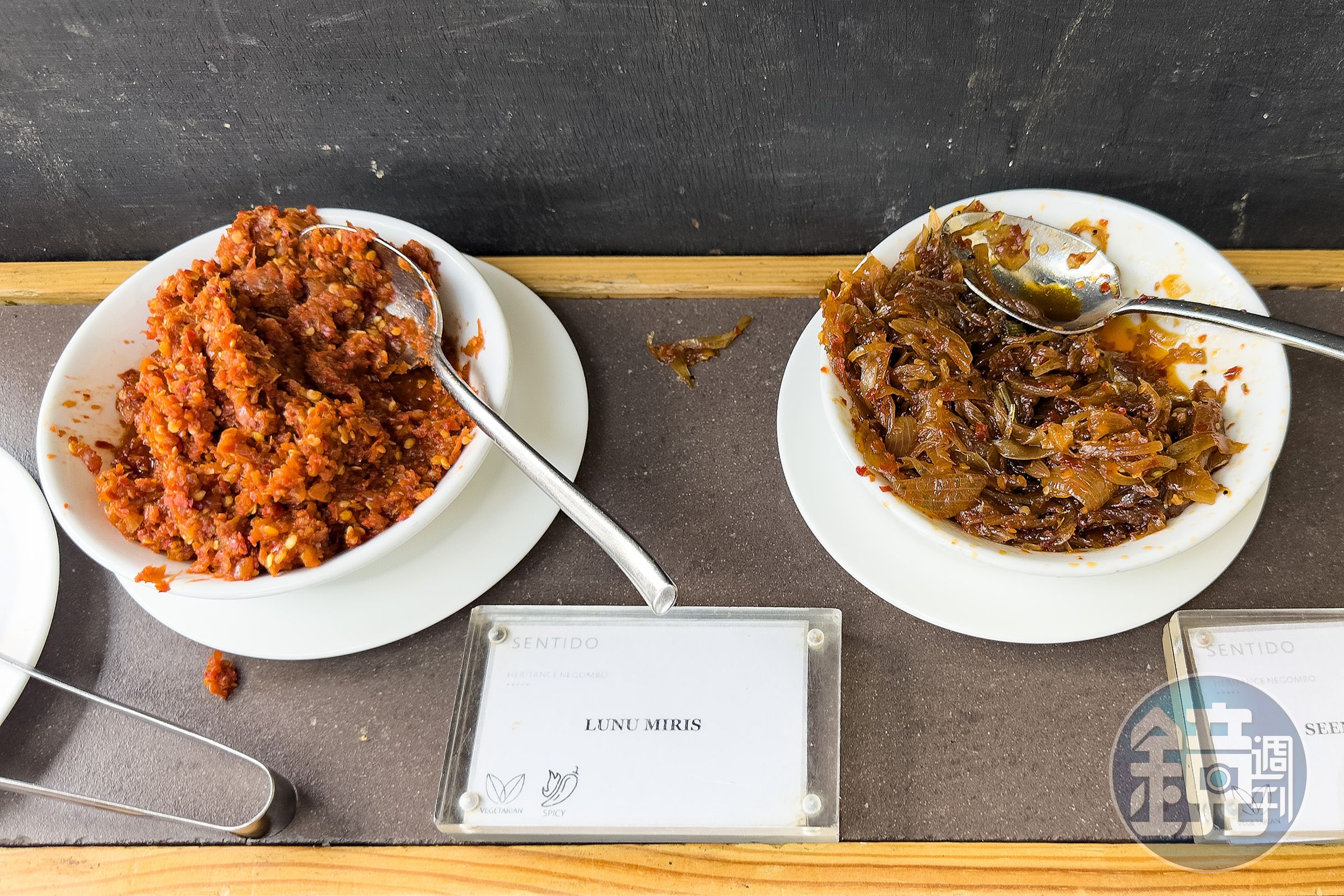 在Hoppers淋上特製辣醬Lunu Miris(左,洋蔥辣椒醬)或Seeni Sambol(右,辣炒焦糖洋蔥醬),是在地人認證的標準吃法。