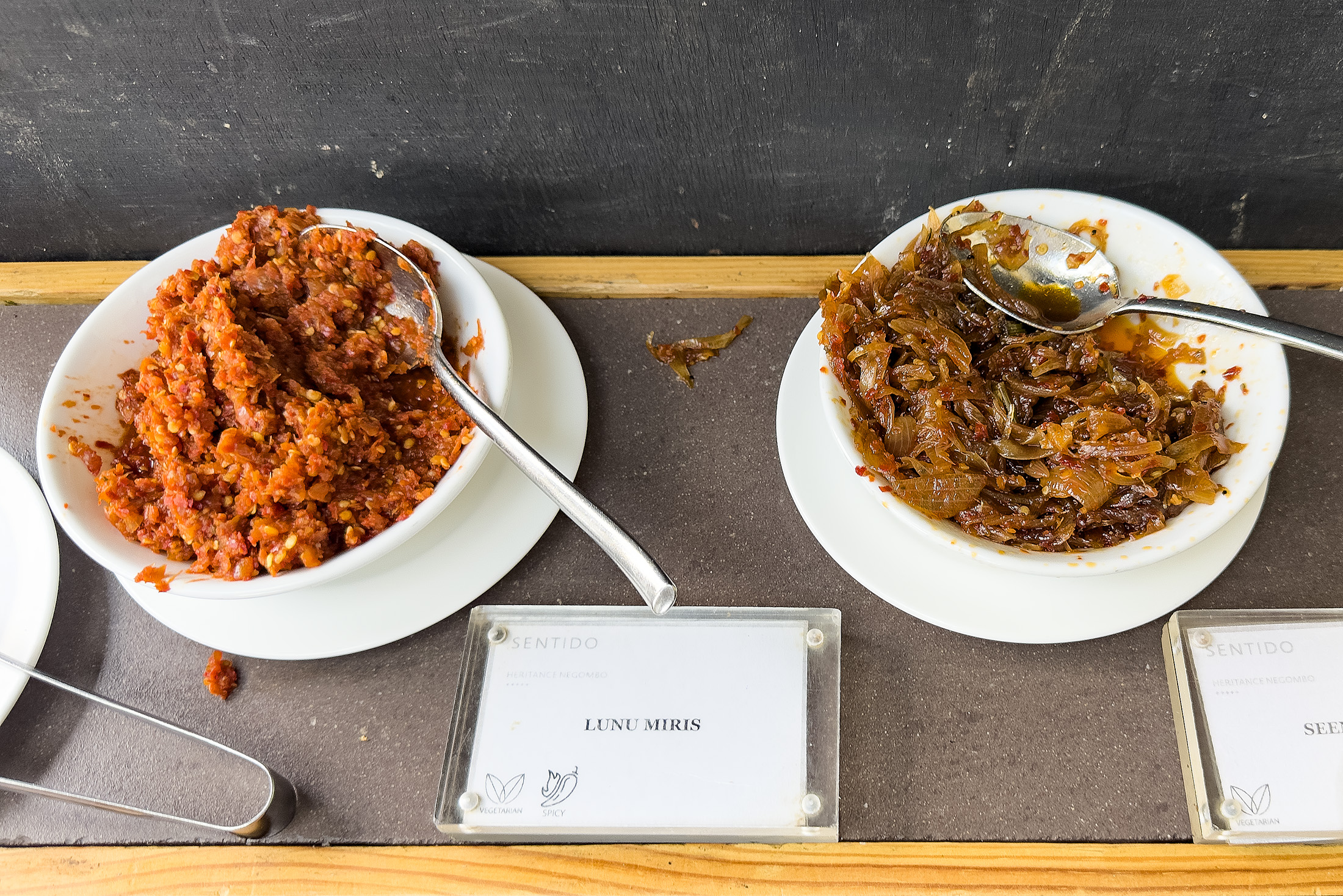 在Hoppers淋上特製辣醬Lunu Miris（左，洋蔥辣椒醬）或Seeni Sambol（右，辣炒焦糖洋蔥醬），是在地人認證的標準吃法。