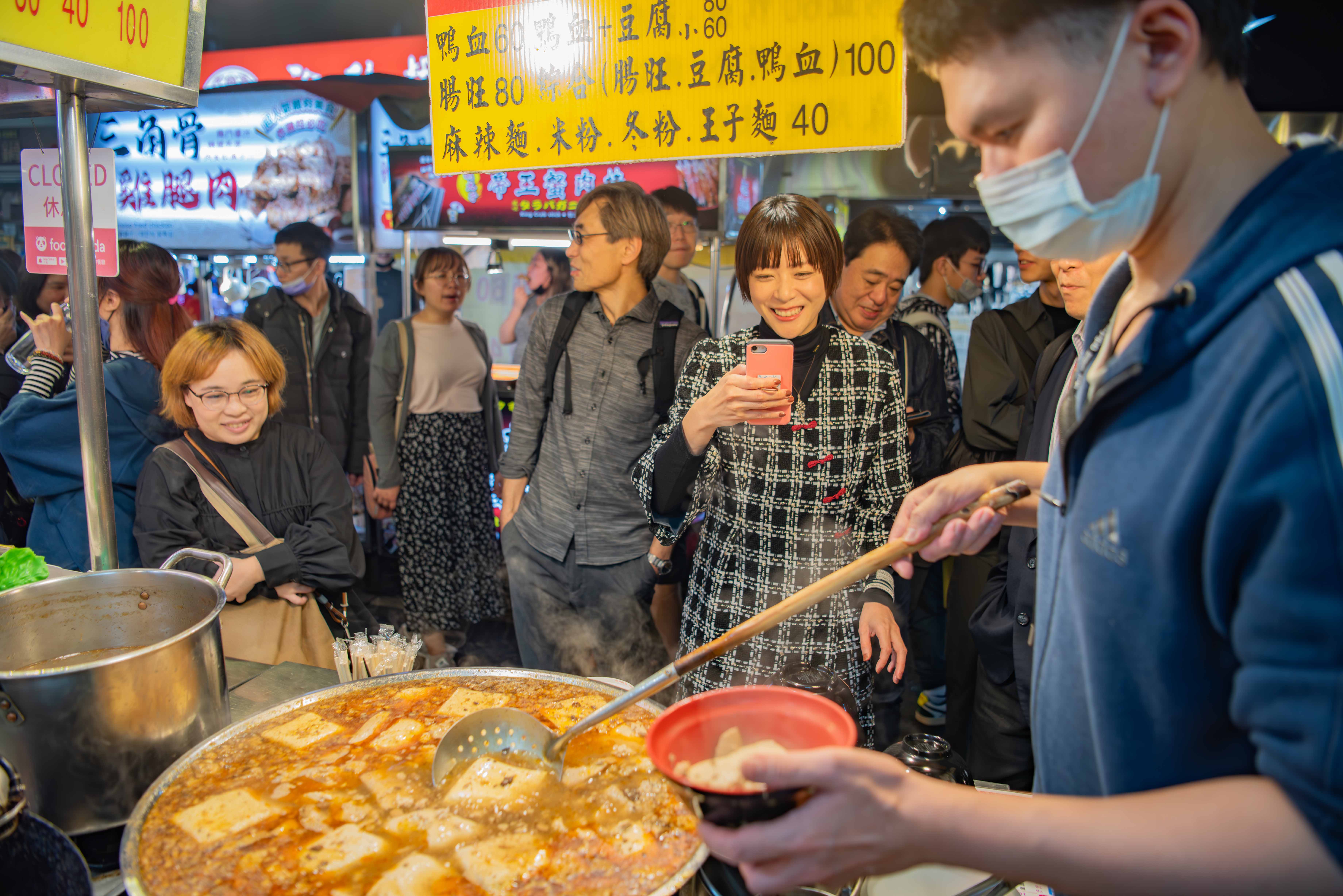 上野樹里這次來台挑戰麻辣臭豆腐，表示自己已可以成為台灣人。（天馬行空提供）