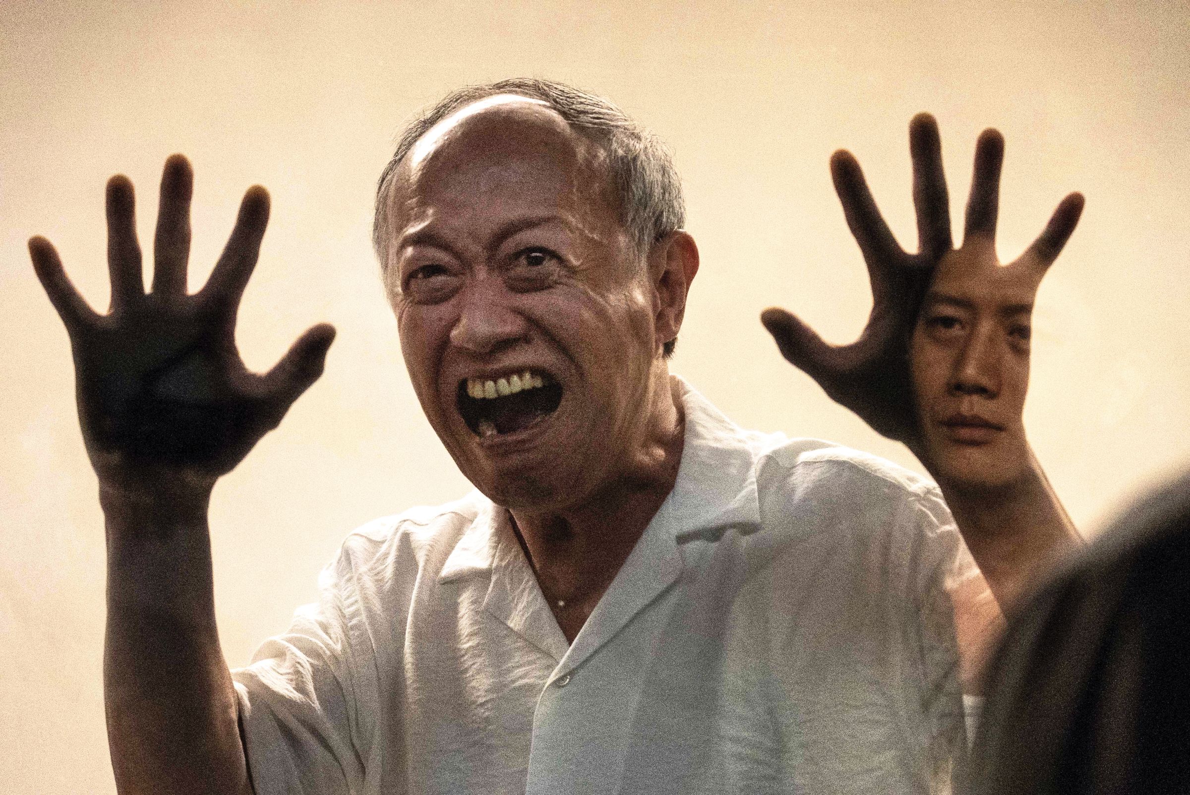 在《餘燼》中，囚禁者莫子儀（右）與被囚者金士傑（左），對手戲在一種奇妙的狀態下進行。（本地風光提供）