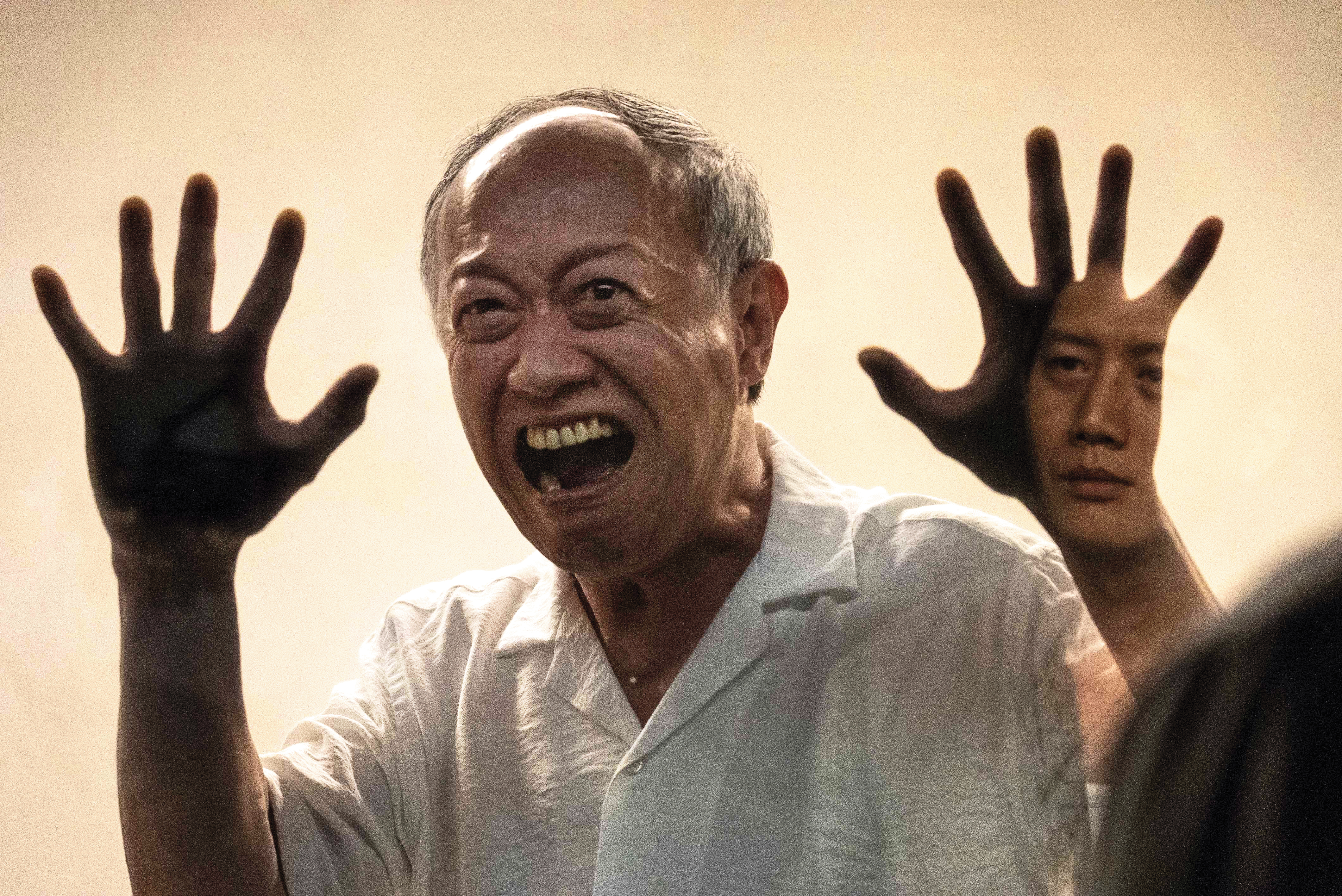 在《餘燼》中,囚禁者莫子儀(右)與被囚者金士傑(左),對手戲在一種奇妙的狀態下進行。(本地風光提供)