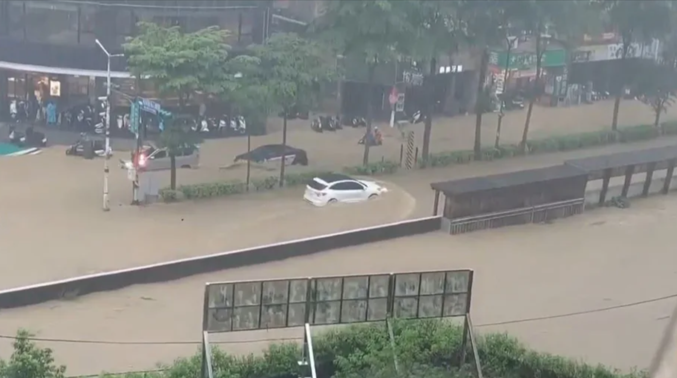 基隆大武崙圓環道路湧出大量泥水。