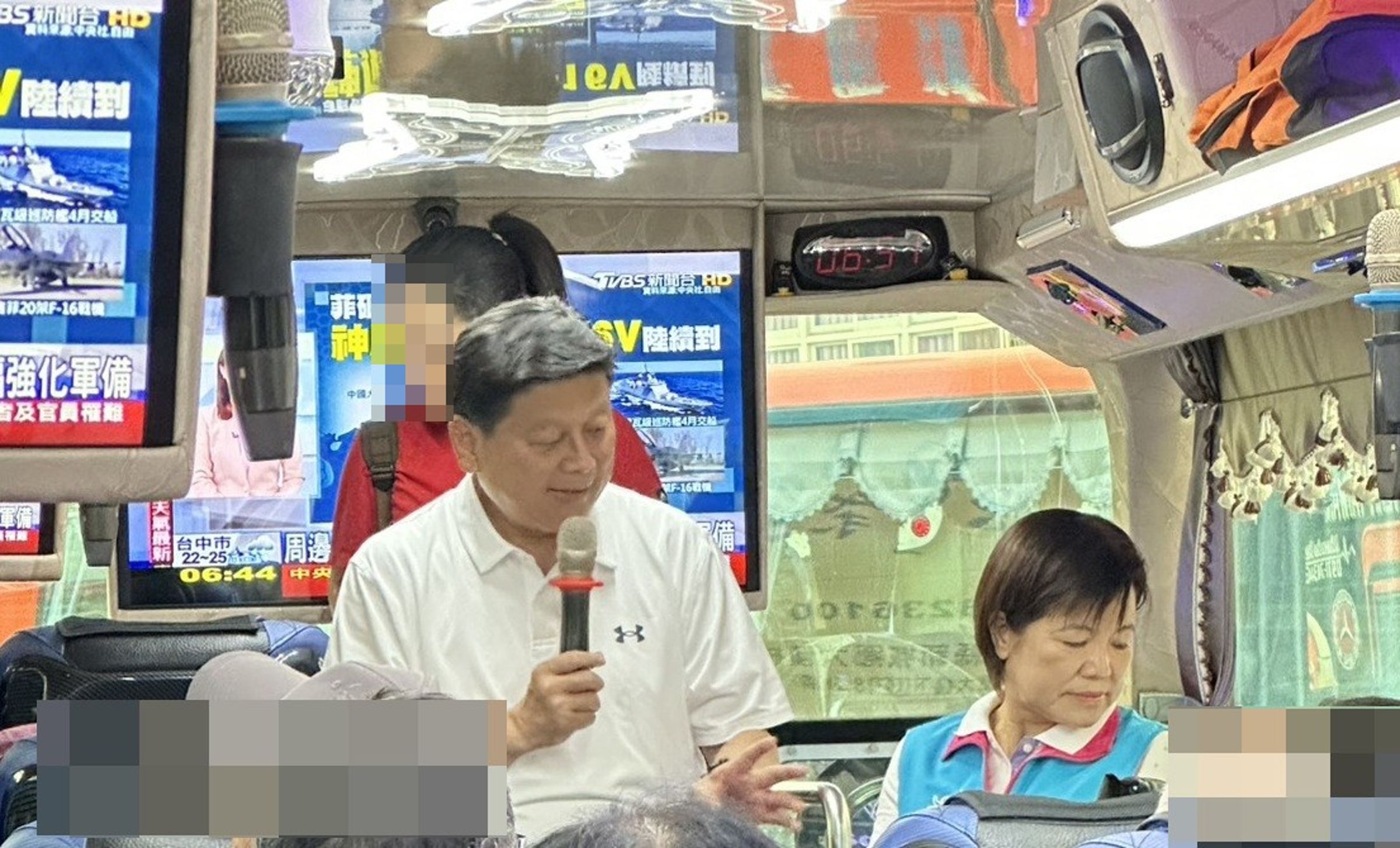 傅崐萁登上遊覽車替鄉親送行，被解讀為對抗罷免回防花蓮。（翻攝自臉書粉專「花蓮新世代青年聯盟 曙光計劃」）