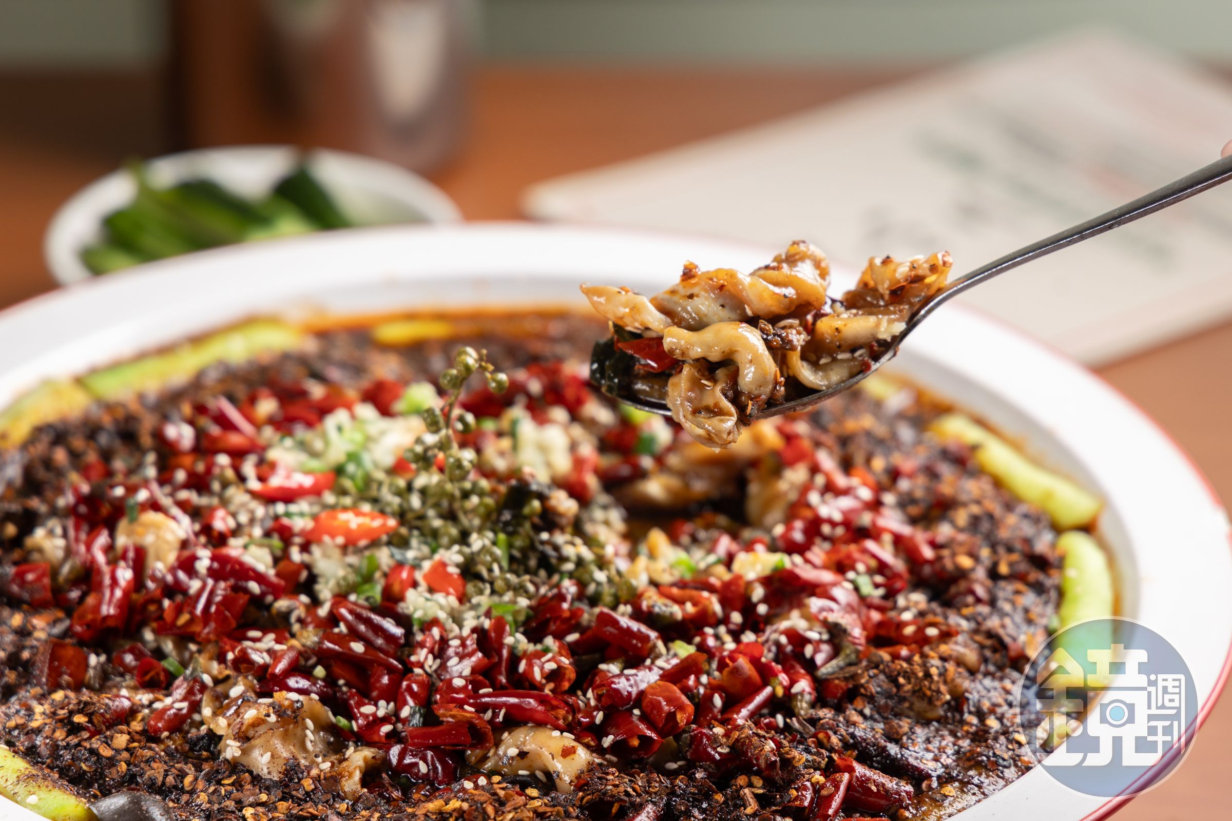 「店小二」的招牌菜「小二秘制麻辣鯇魚卜」，鯇魚鰾吸飽辣汁，雖然辣到想噴火，卻又捨不得那股香辣滋味。（港幣268元／份，約NT$1,011）