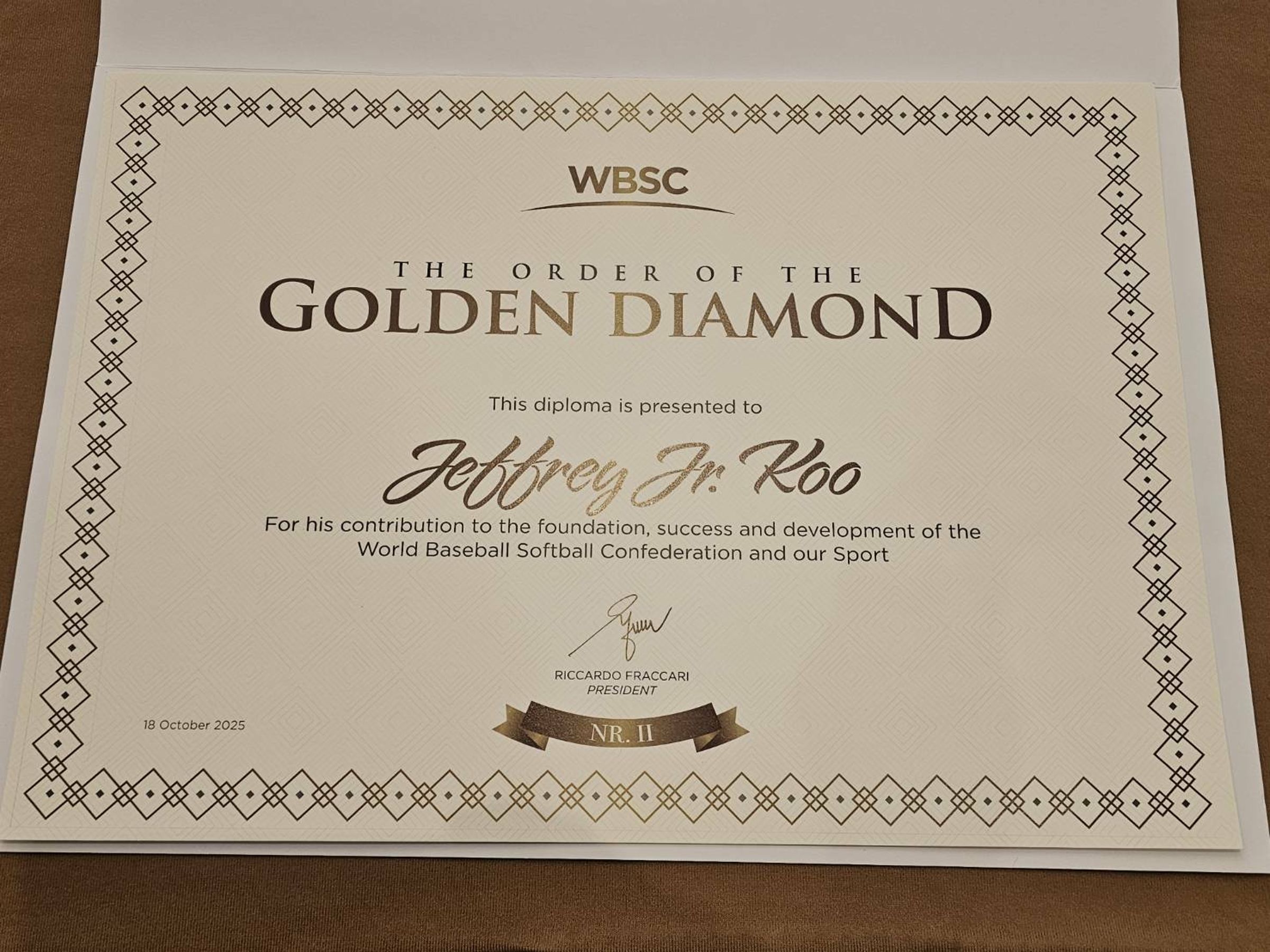 世界棒壘球總會（WBSC）執行副會長暨亞洲棒球總會辜仲諒會長今（18）日於WBSC會員大會獲頒「金鑽榮譽獎章」（WBSC Order of the Golden Diamond），表彰其推動亞洲棒球運動之貢獻與成就。（亞洲棒球總會提供）
