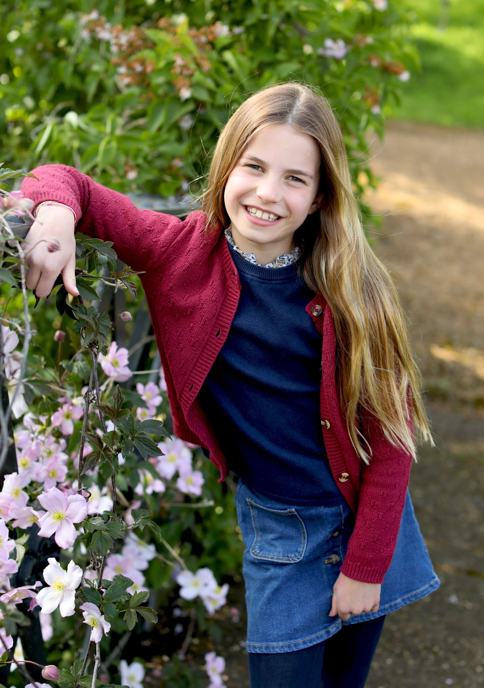 夏綠蒂公主9歲生日，身旁的花朵是「伊莉莎白鐵線蓮」，向已故曾祖母女王致敬。（翻攝princeandprincessofwales IG）