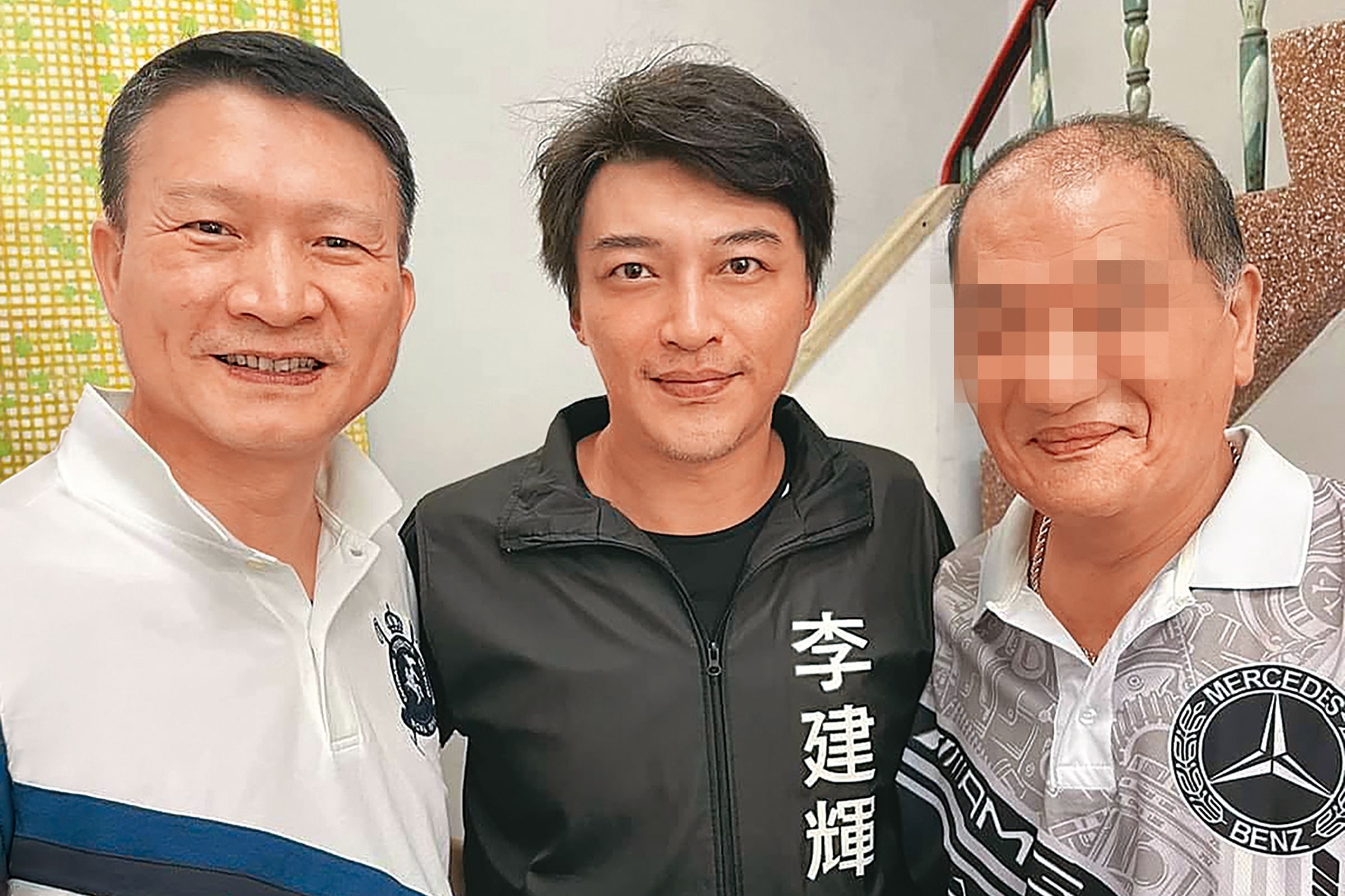 安定亞(中)近年來以本名李建輝投身政治事務,與秦楊(左)因為共同做公益而恩怨冰釋。(翻攝自李建輝臉書)