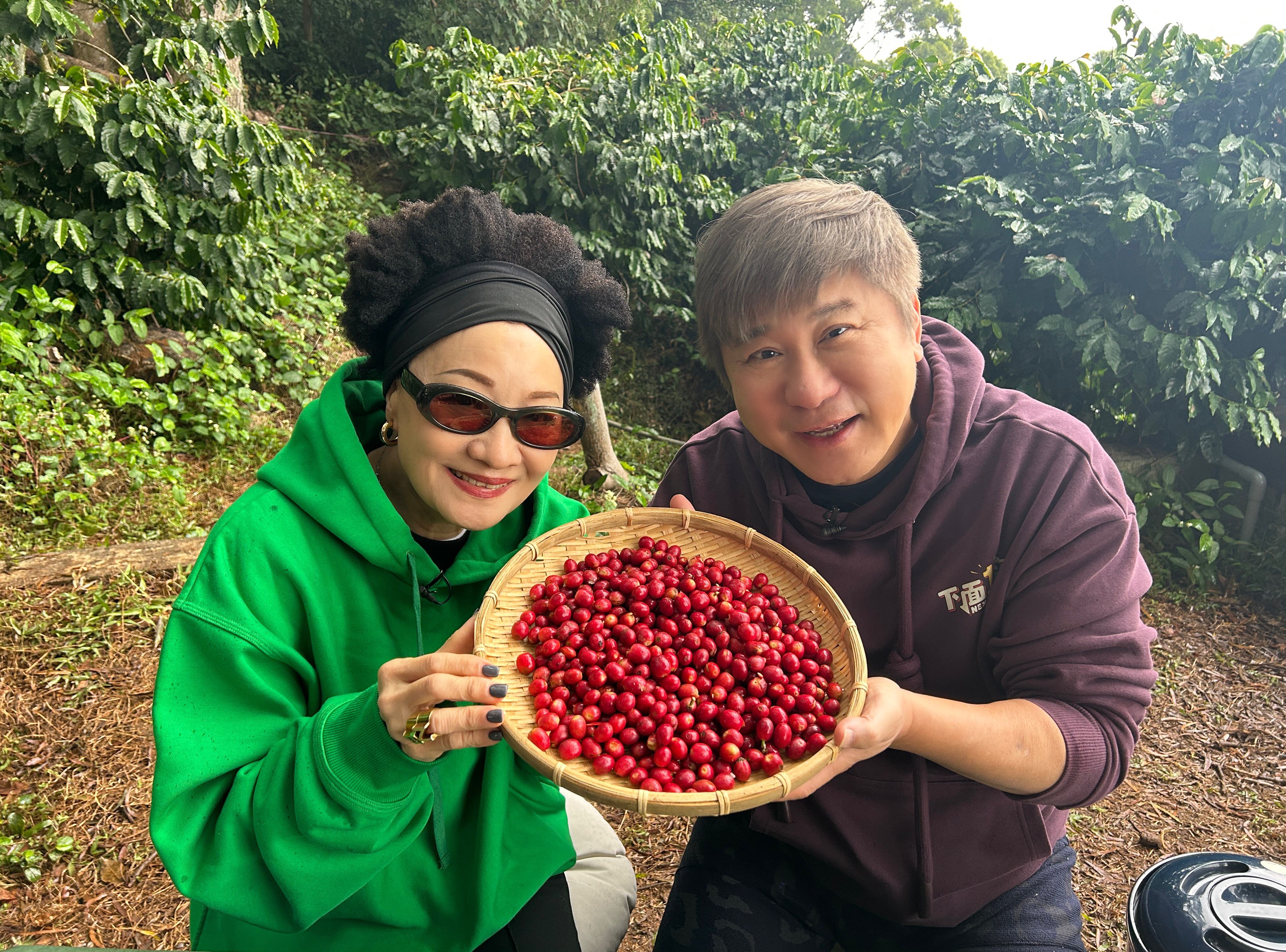 比莉上《下面一位》與主持人胡瓜一起出外景採咖啡豆。（下面一位提供）