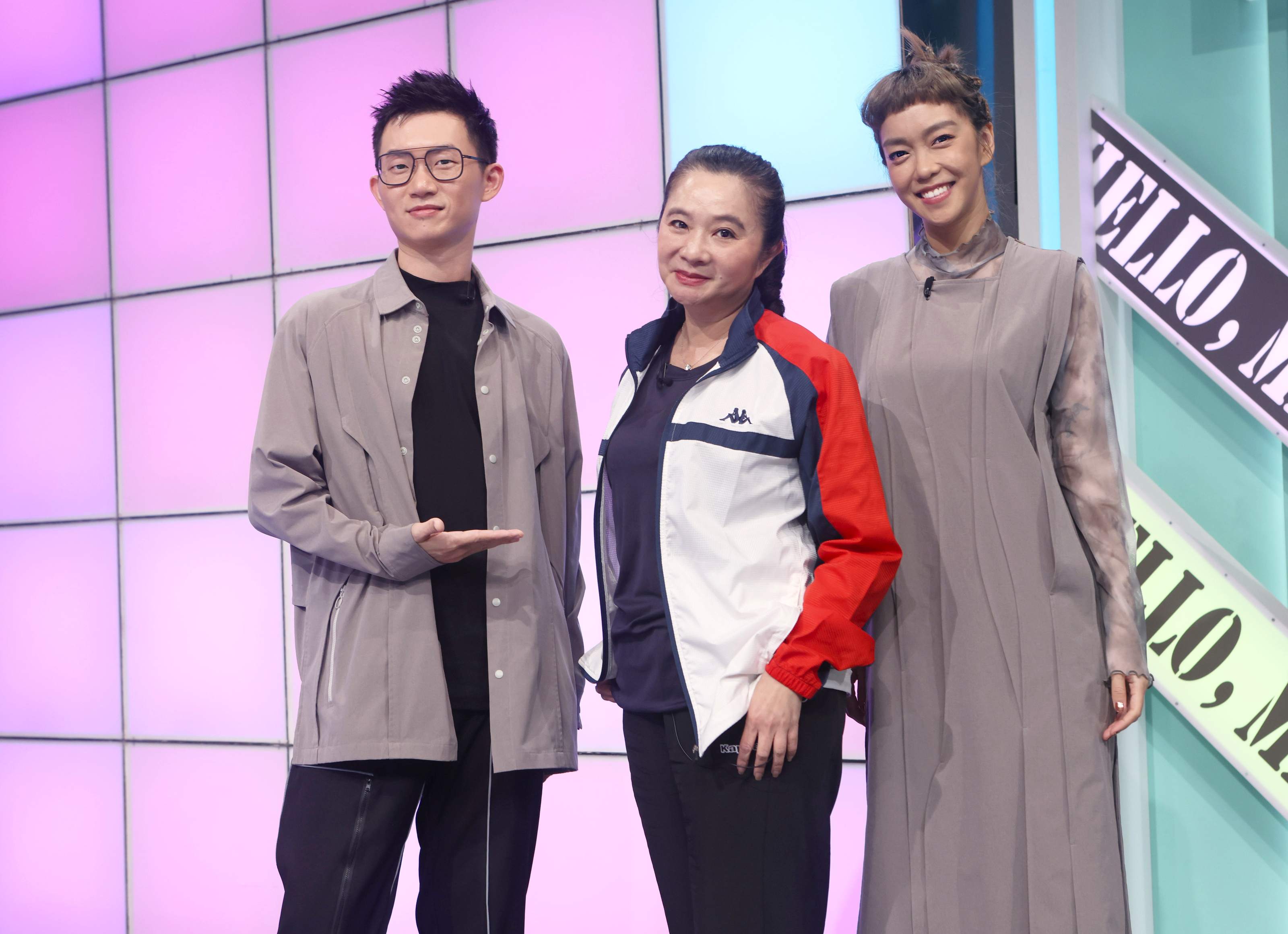 應曉薇（中）上節目分享拍戲被導播罵的經驗，與主持人視網膜、大霈合影。（公視提供）