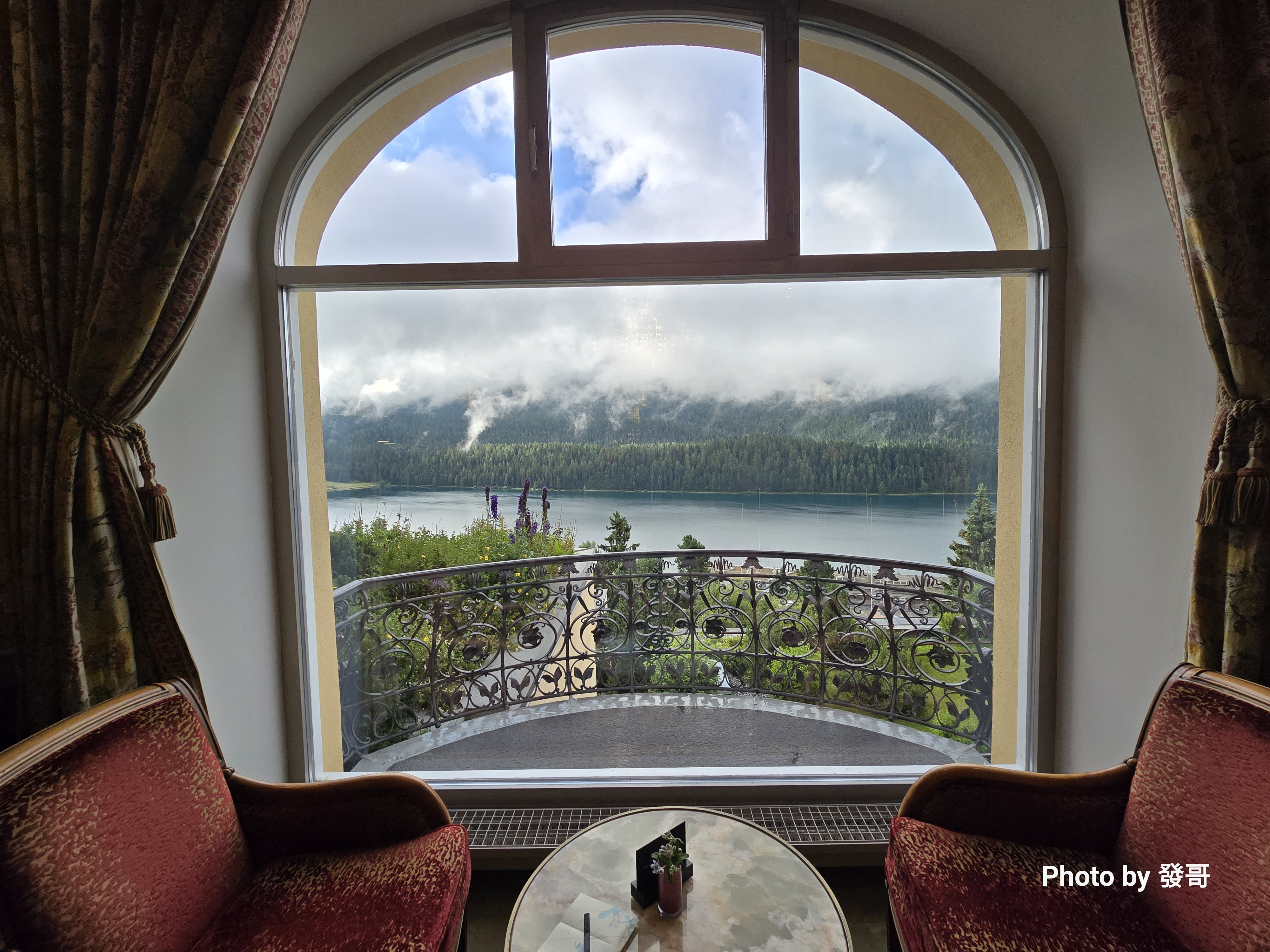 開業於1856年的百年飯店「Kulm Hotel St. Moritz」，是阿爾卑斯山最具代表性的豪華飯店之一，也是現代冬季旅遊與滑雪文化的發源地。（泰永旅行社提供）