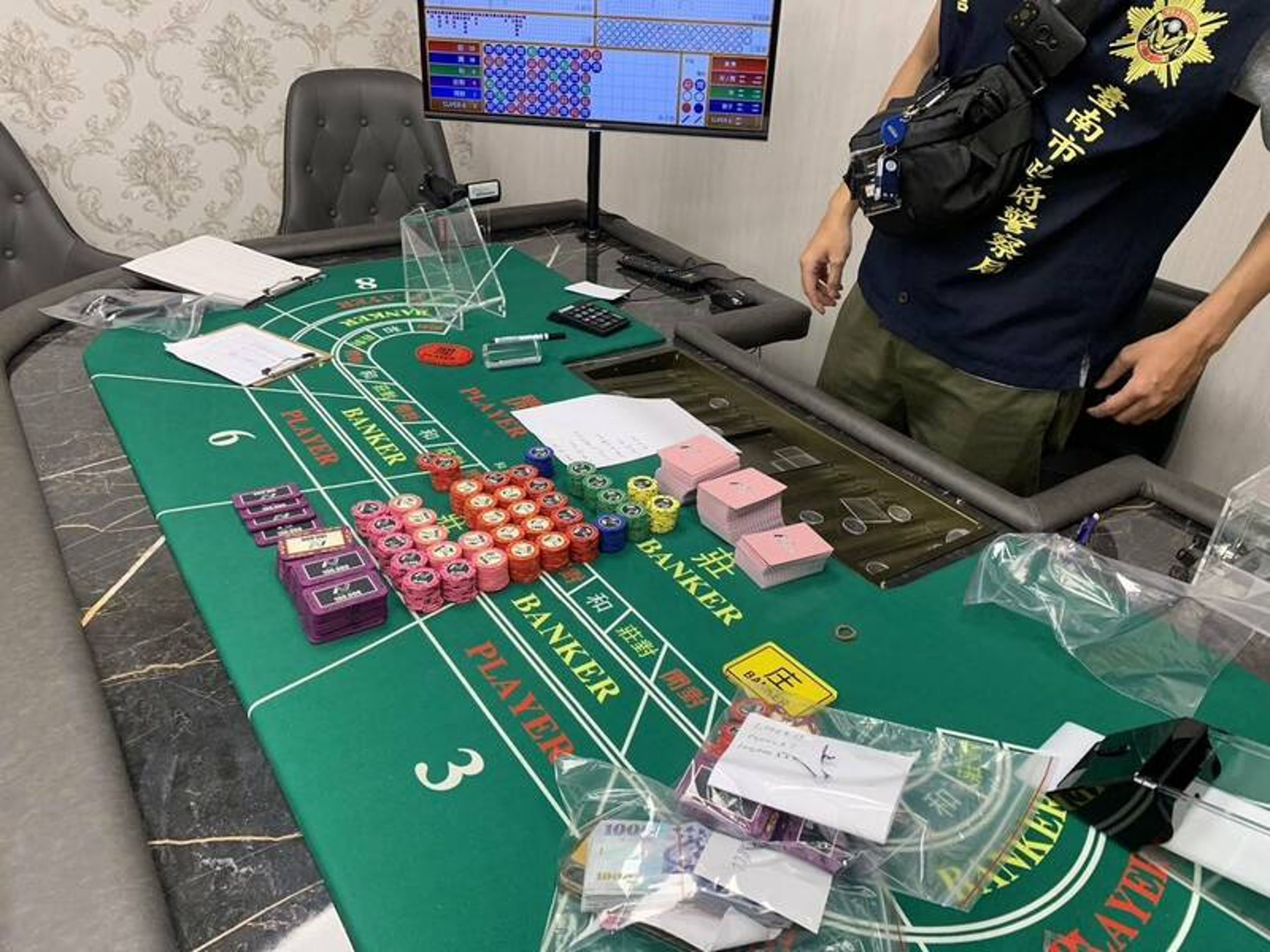 永康分局查獲賭資9萬多元、籌碼3028萬等證物。（翻攝畫面）