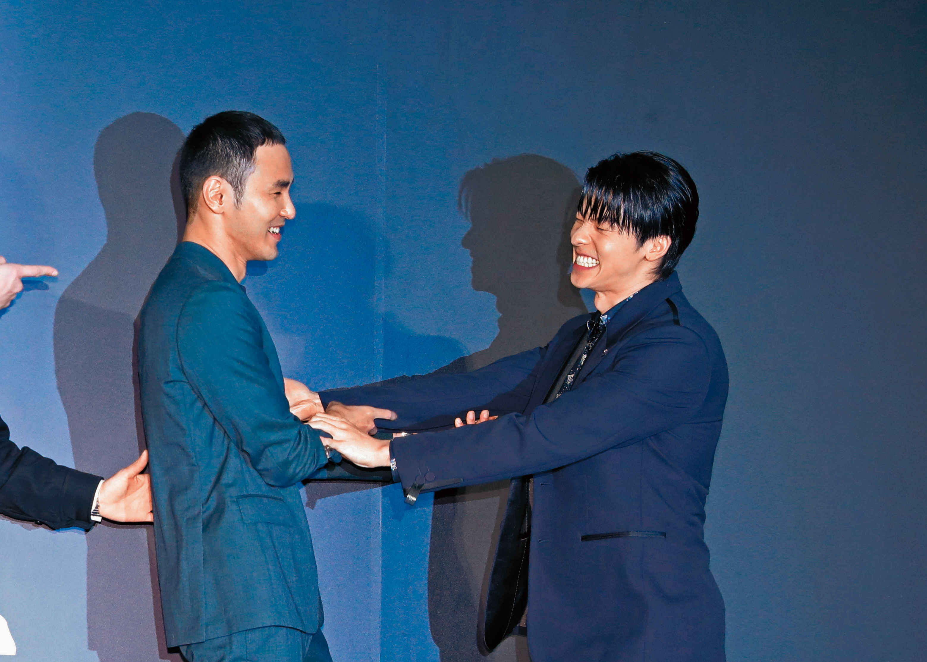 阮經天（左）作勢搶親，許光漢（右）連忙推託。小天…重量級不速之客原來是你？