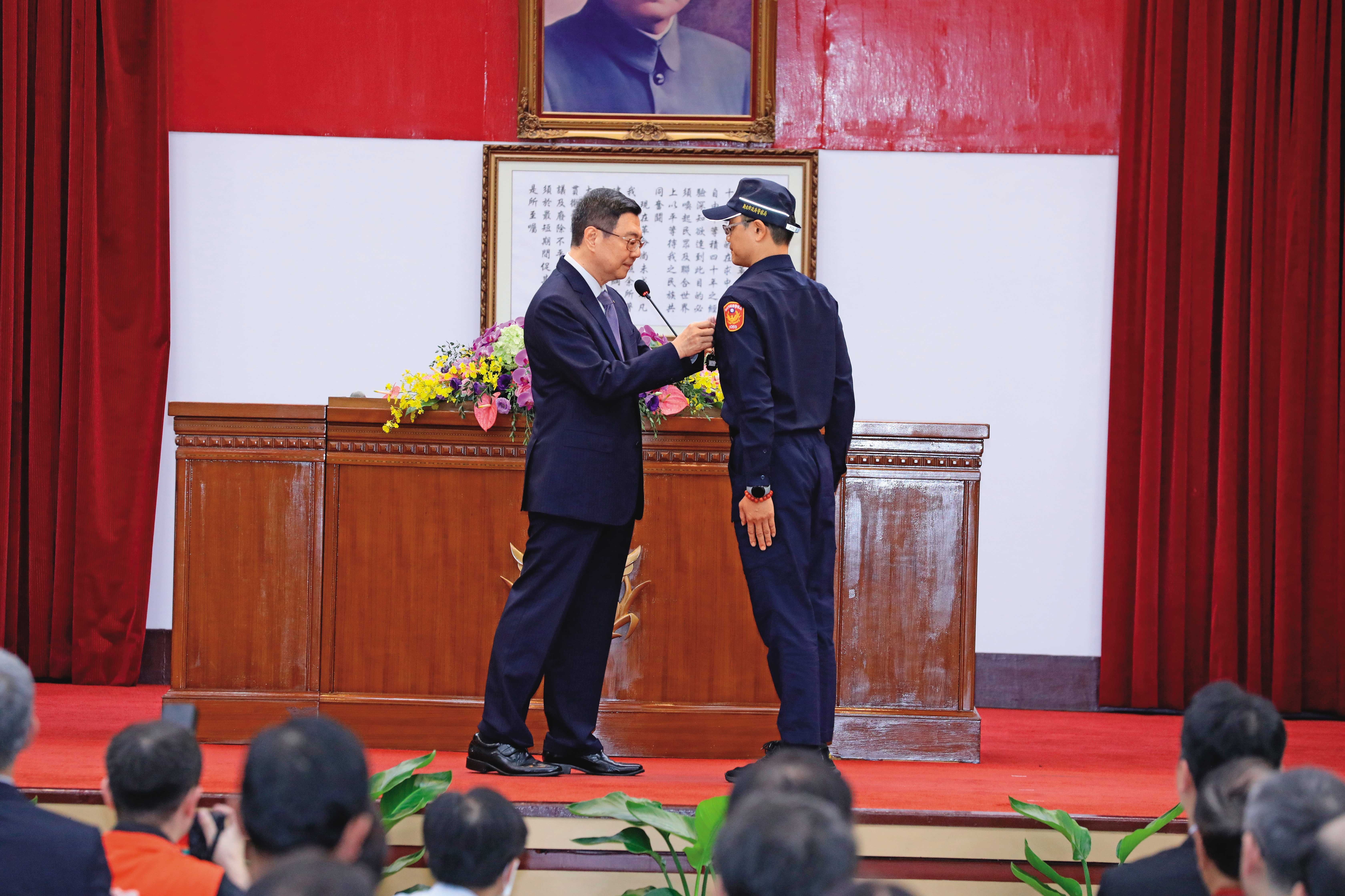 政院要求各部會加強對警察等特定族群說明，化解在野黨立委提案造成的壓力。