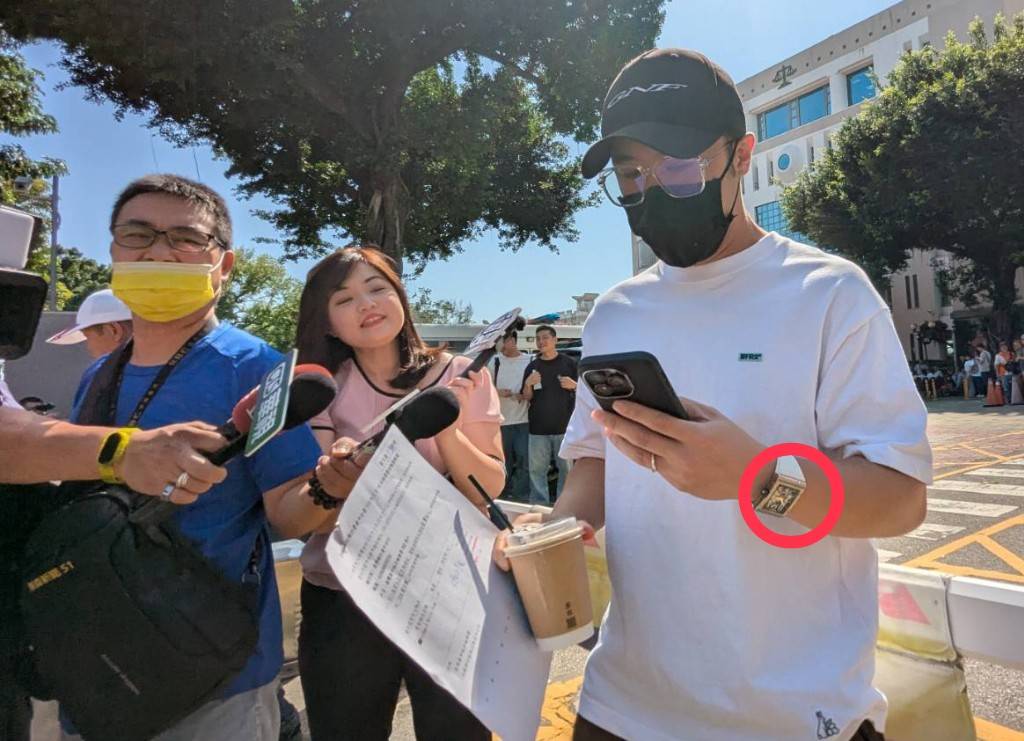 得標男子手戴競標同款手標應是愛錶人士。