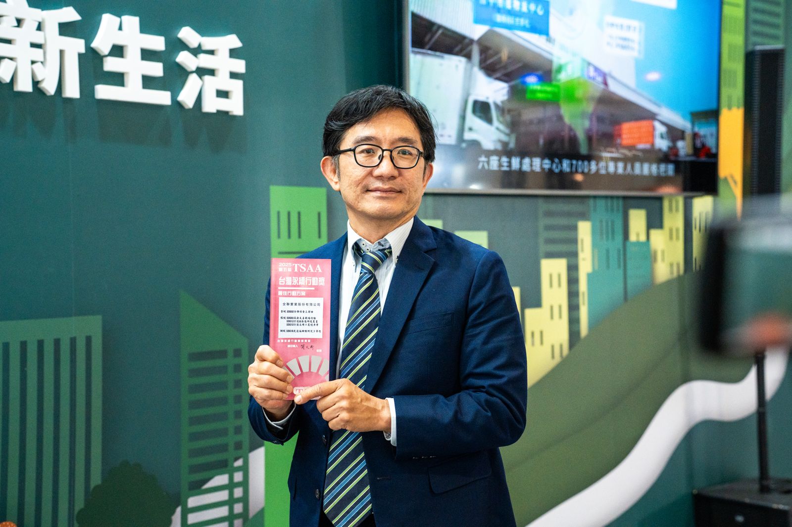 品牌拿下台灣永續行動獎五項大獎，行銷部協理劉鴻徵代表領獎。(圖／全聯提供)