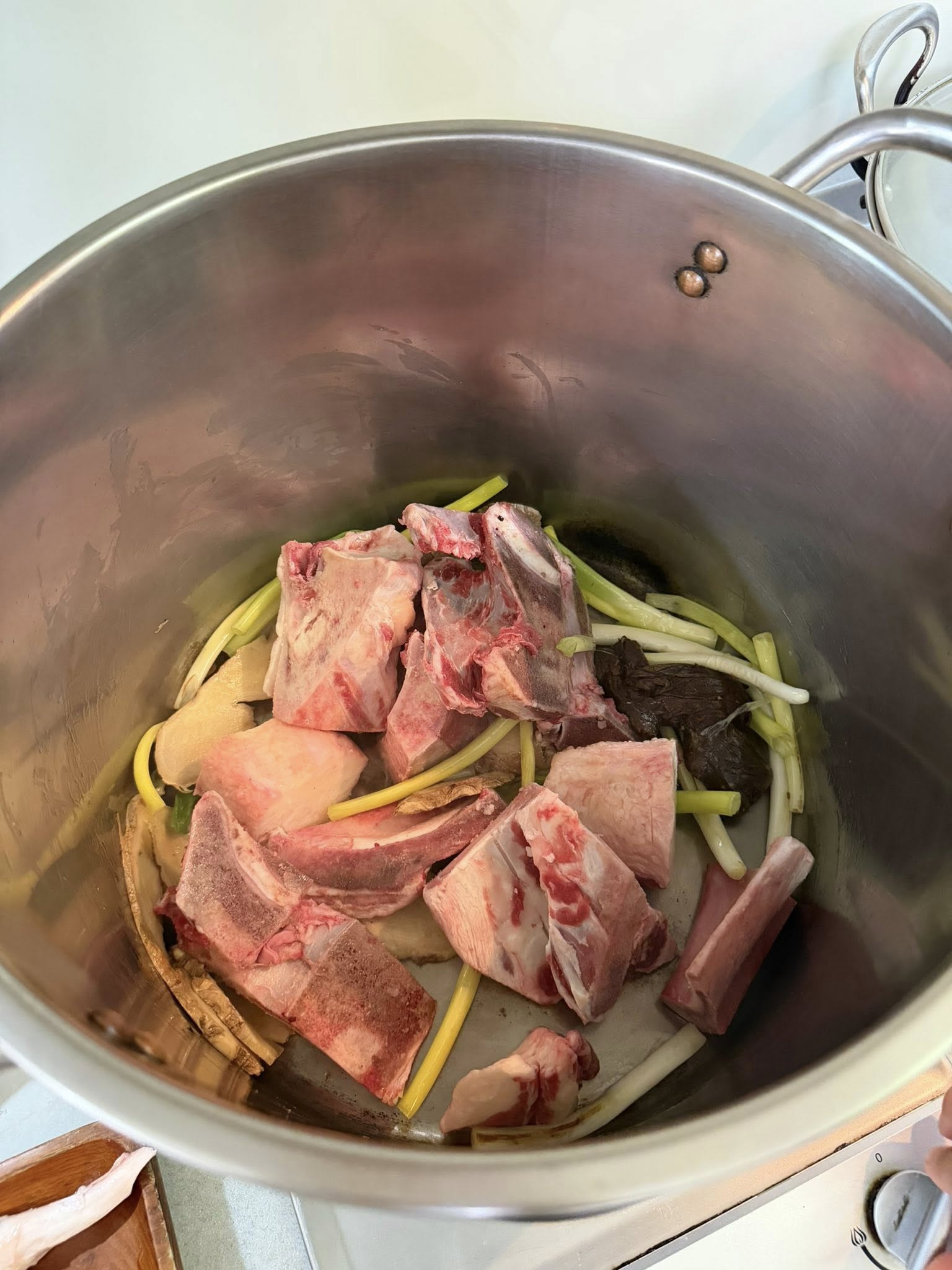 放入幾根牛骨炒一下,牛骨墊底,可以避免腱子肉沾底。