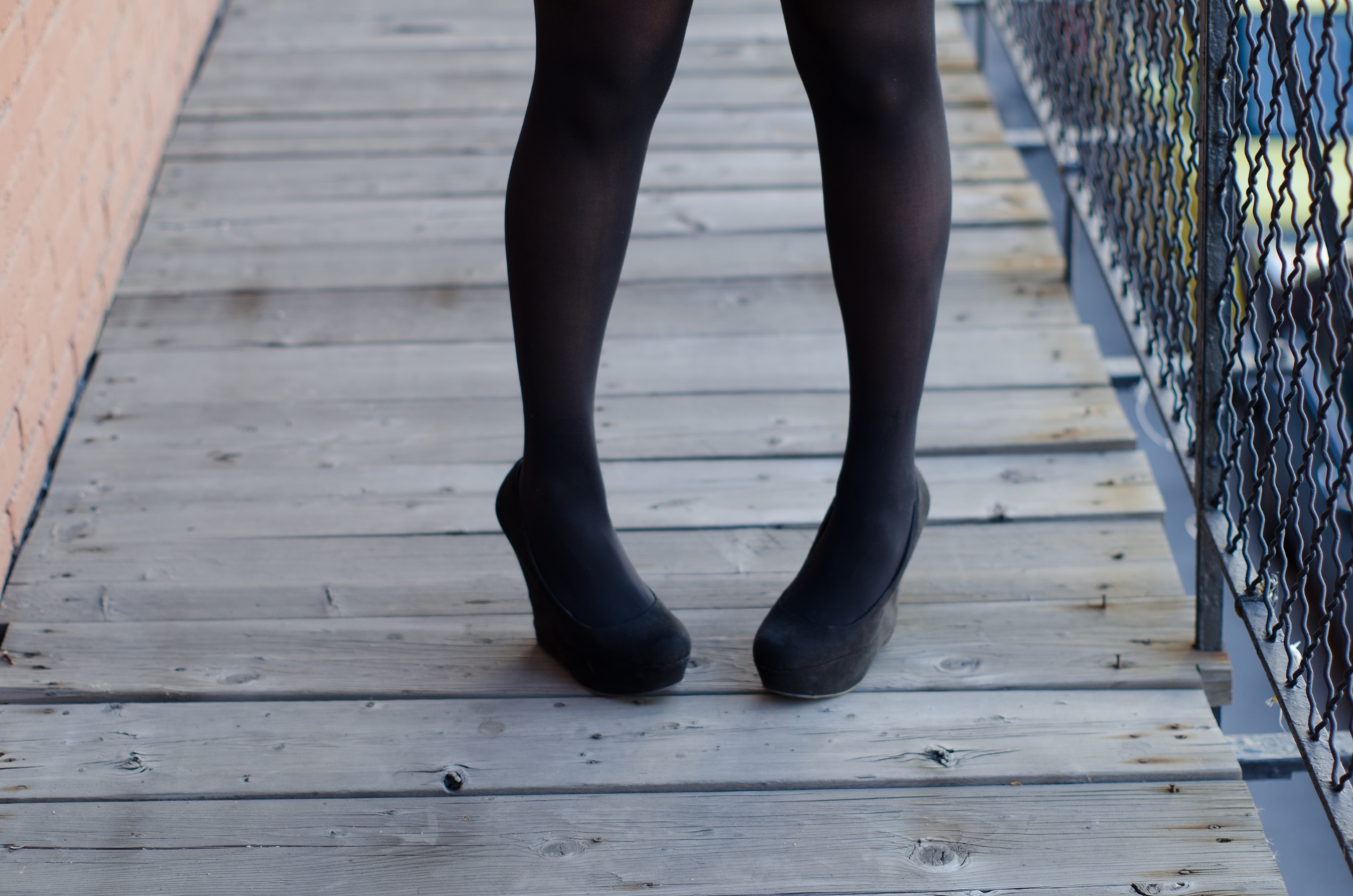 一名男子只因偷瞄路過穿著黑絲襪的女子，遭對方男姓友人拍打臉頰教訓。（示意圖，photoAC）