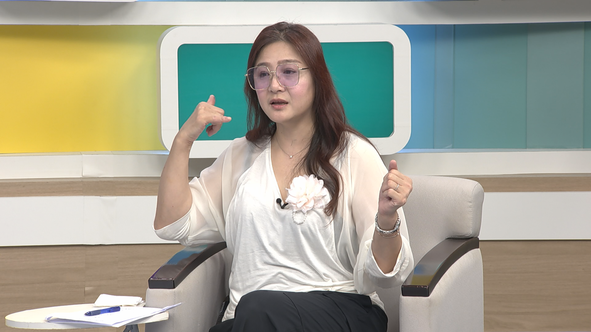 謝震武律師主持的高點綜合台《震震有詞》,近日邀請林鳳英親揭這段經歷。(和展影視提供)