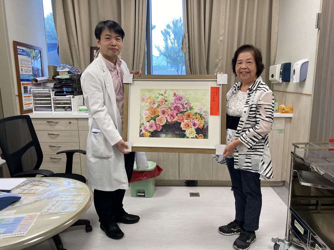 劉姓前校長（右）特別親畫水彩畫，致贈給院方醫師留念。（中國醫藥大學新竹附設醫院提供）