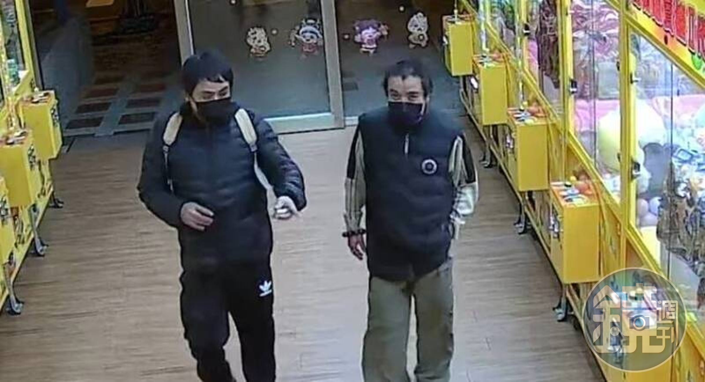 兩兄弟行竊夾娃娃機店,一人撬開零錢箱、一人把風,偷竊過程被攝影機拍攝。(讀者提供)