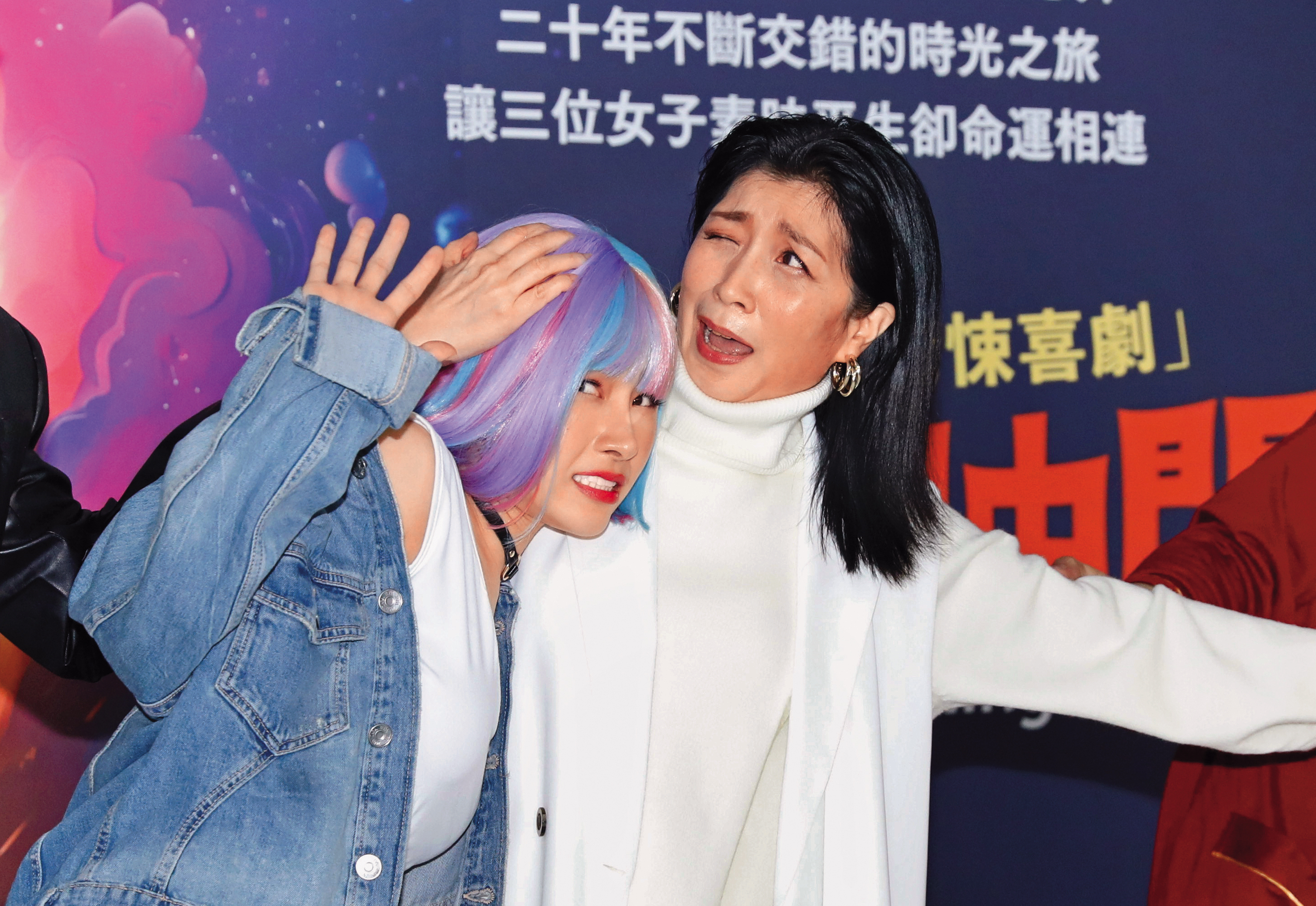 黃嘉千(右)母愛大噴發,護著盧以恩(左)重現劇中經典。