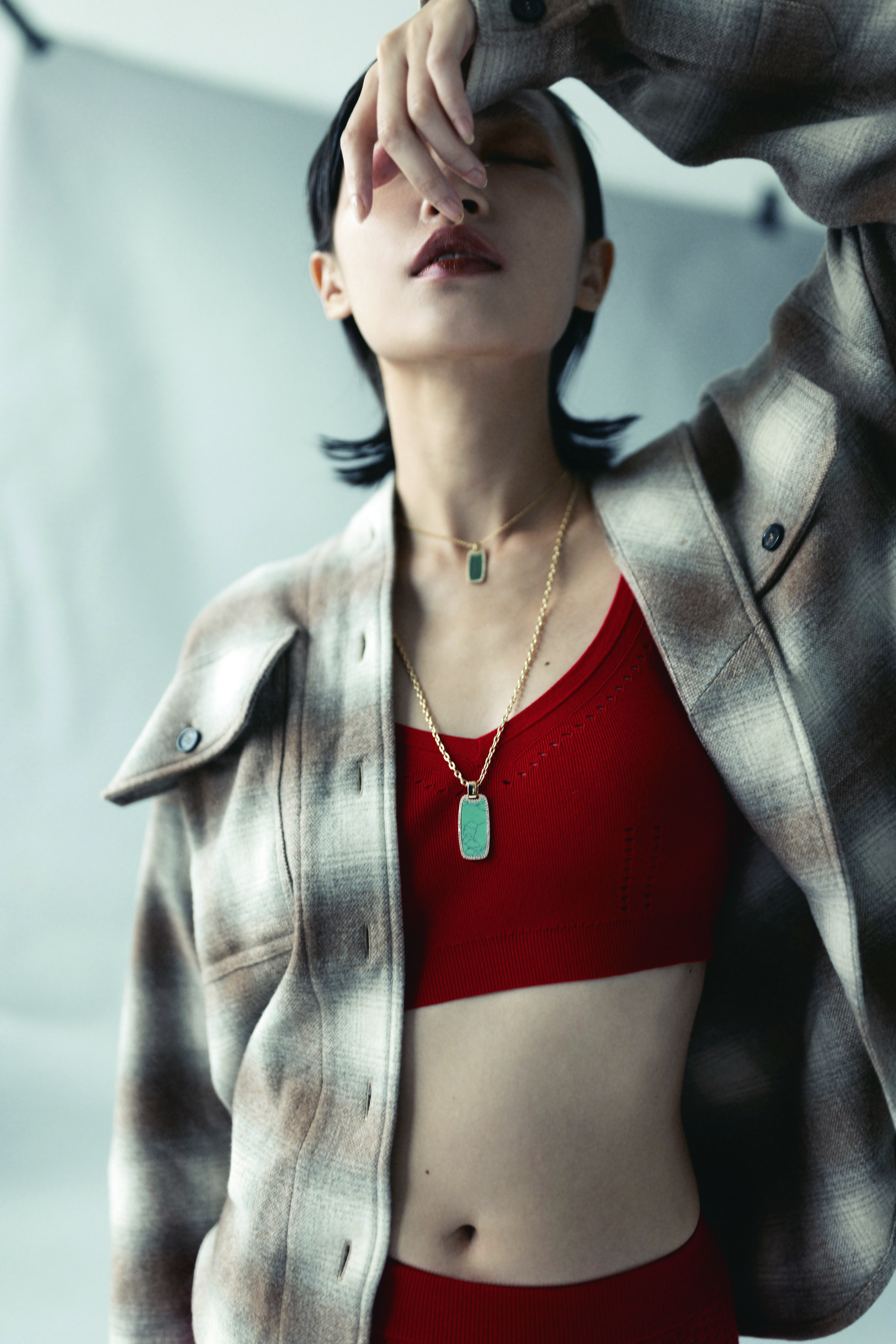 Jenna襯衫外套 NT$129,900 by Loro Piana；紅色針織細肩帶上衣 NT$14,600 by MaxMara；紅色針織短褲 NT$12,100 by MaxMara；湖藍色方形吊牌項鍊 NT$6,600 by APM MONACO；孔雀石方形吊牌項鍊 NT$4,000 by APM MONACO。