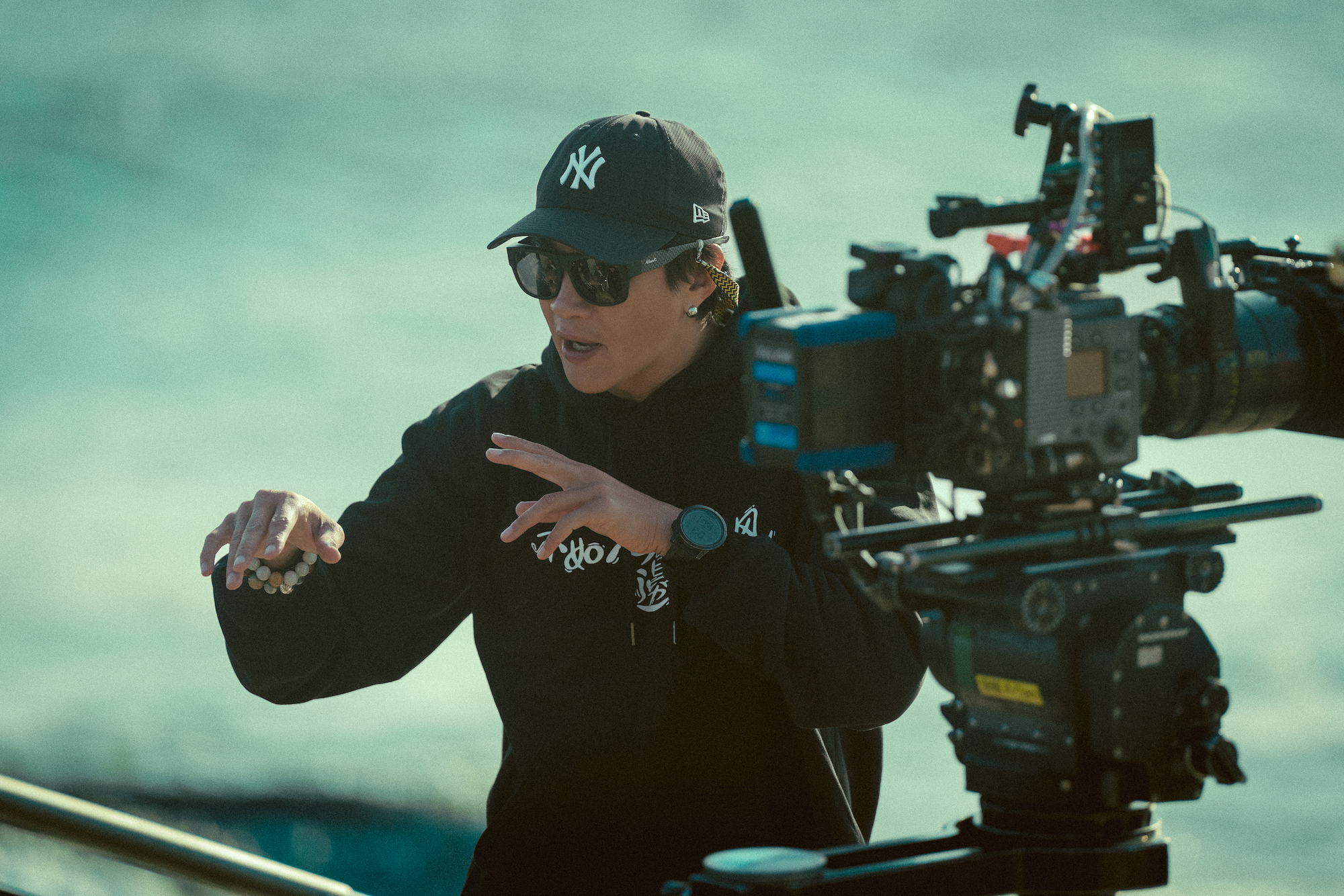 《不如海邊吹吹風》導演何潤東首次在金門拍攝，格外感謝當地鄉親大力支持拍攝。（大川大立提供）