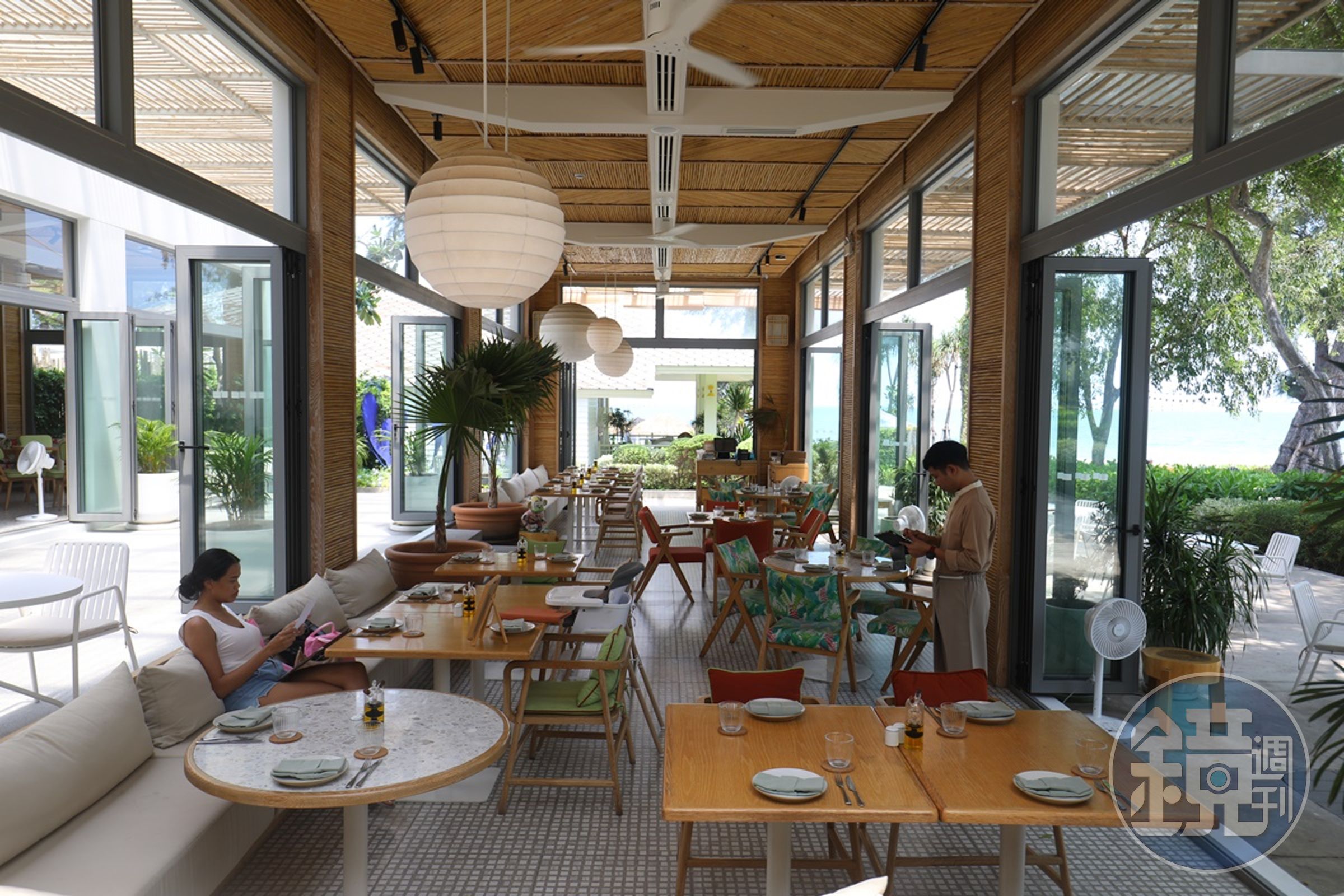 「Lido Restaurant」的空間連通內外，頗具南歐風情。