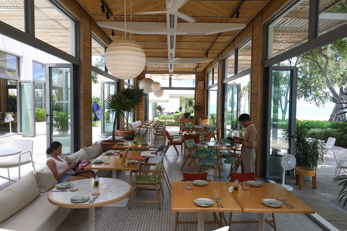 「Lido Restaurant」的空間連通內外,頗具南歐風情。