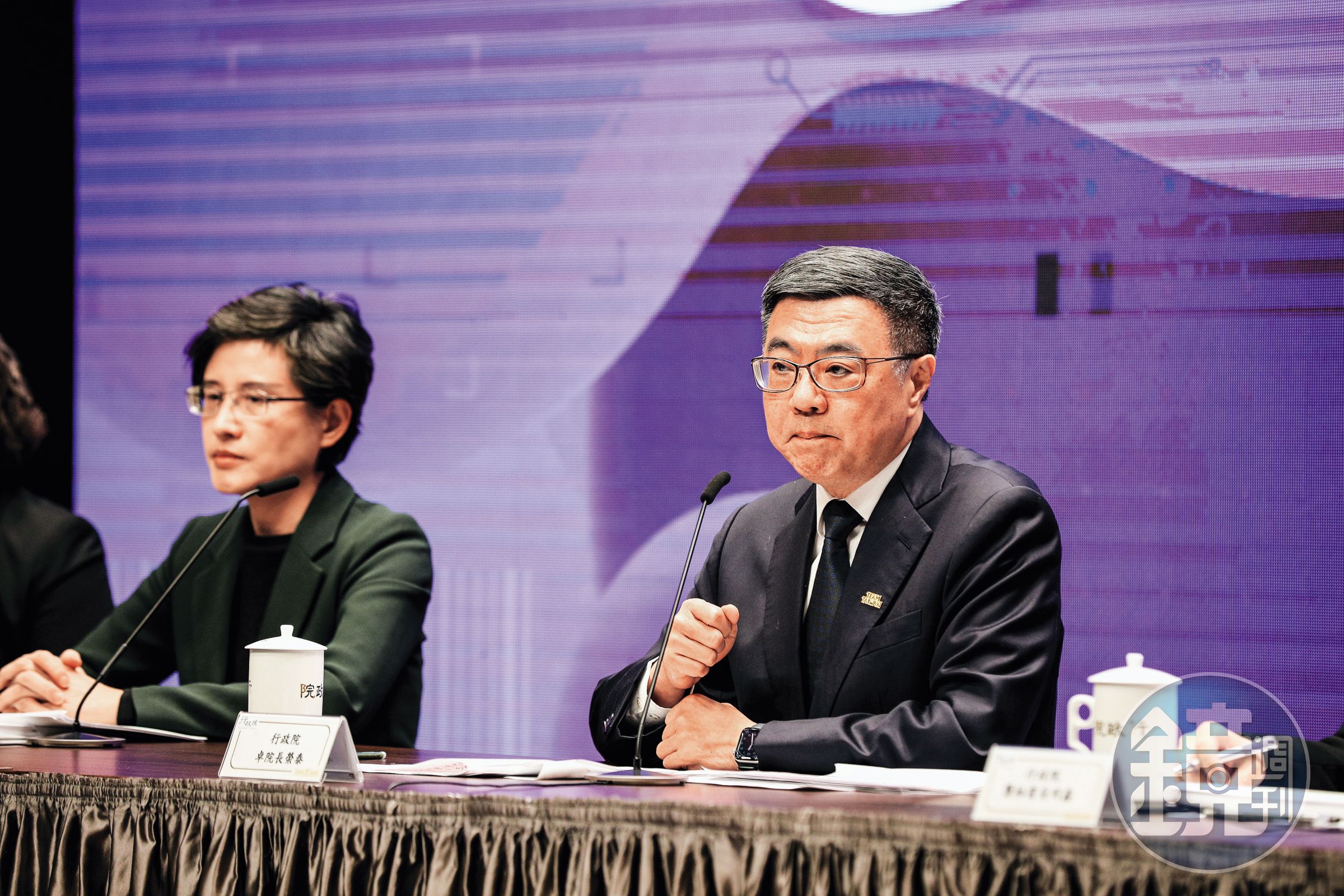 民進黨持續推進罷免攻勢，行政院長卓榮泰（右）、副院長鄭麗君（左）等執政團隊要角，都將親自下鄉參加宣講活動。