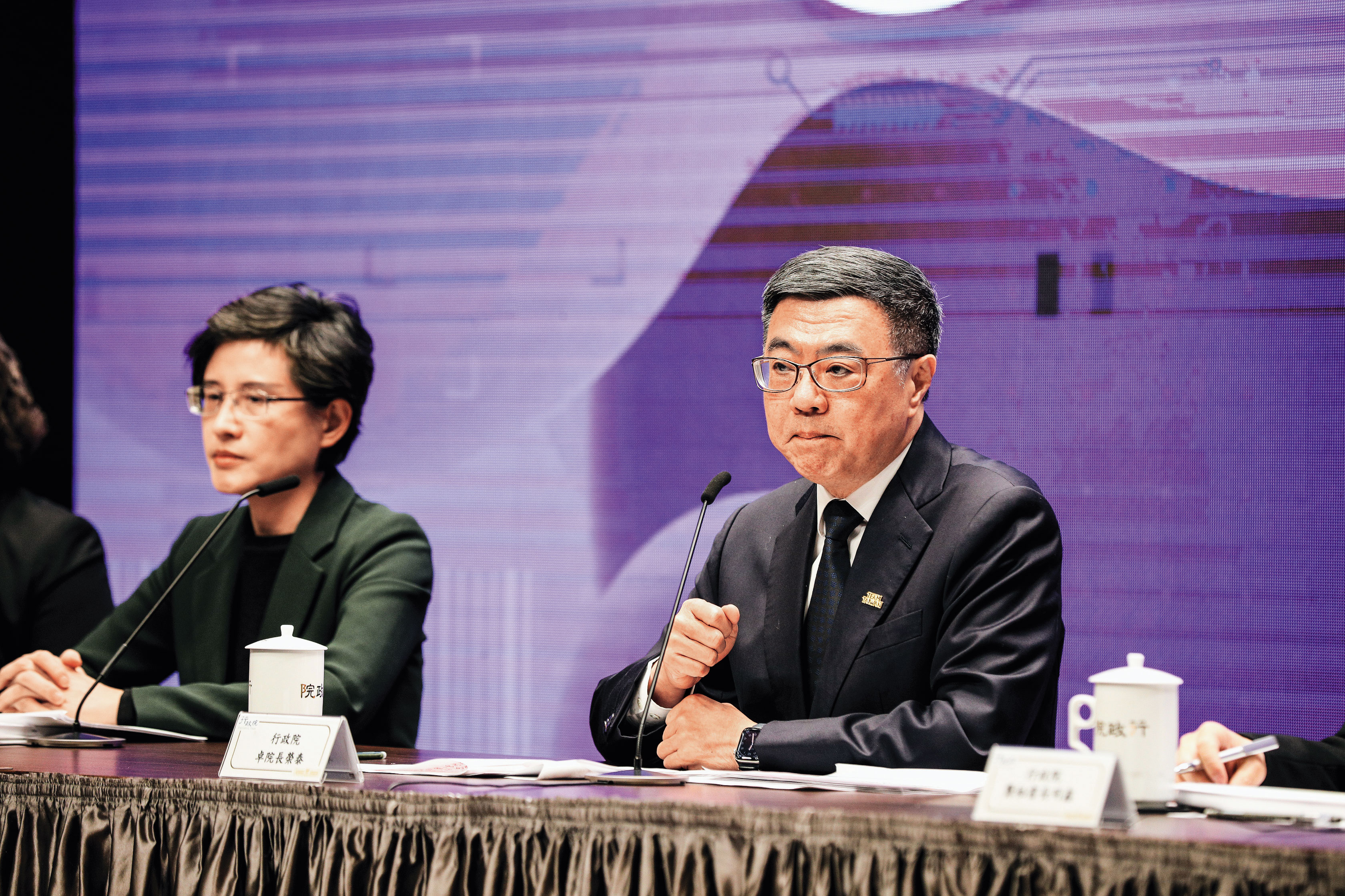 民進黨持續推進罷免攻勢，行政院長卓榮泰（右）、副院長鄭麗君（左）等執政團隊要角，都將親自下鄉參加宣講活動。