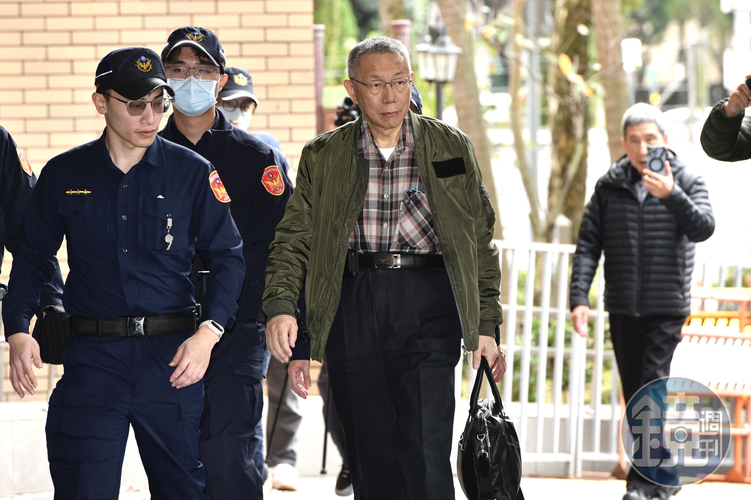柯文哲遭裁定羈押禁見,黃國昌表示會盡快準備他所需藥物及衣服。