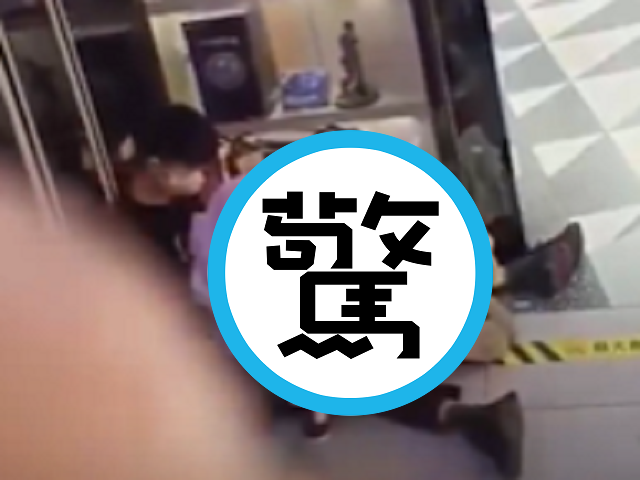 情侶逛動漫城當眾愛愛，網驚喊：妹子犧牲為男生吸「肉體蛇毒」。（翻自《黑料網》）