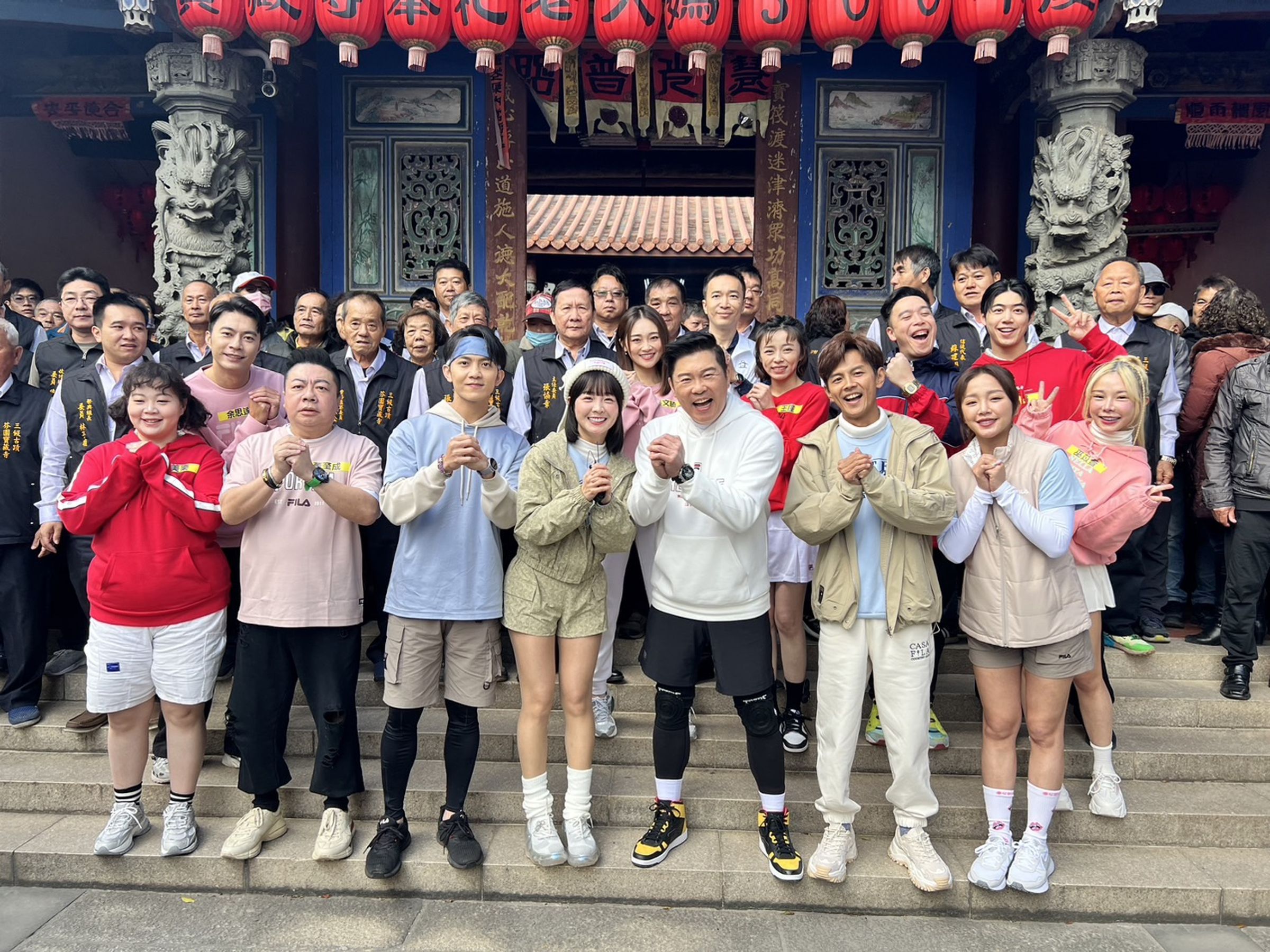 曾國城出外景被王瞳拱要送獎金。(民視提供)