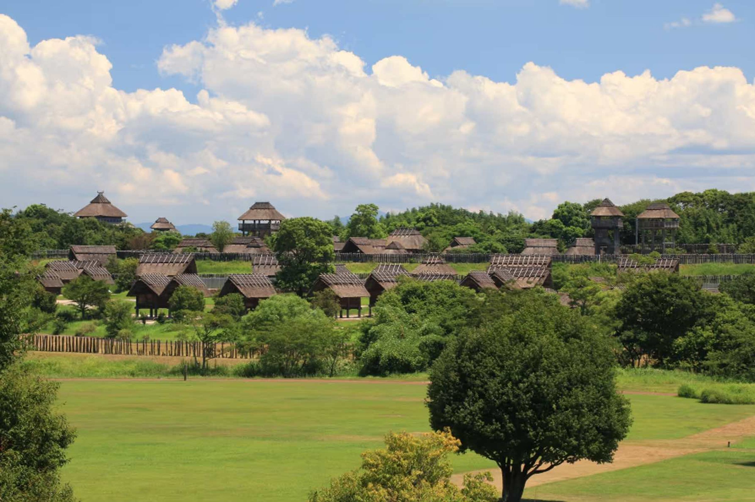 吉野里歷史公園重現約2,000年前彌生時代的大型環壕聚落,遊客可走進祭殿、瞭望樓及豎穴式住居等復原建築,了解古代居民的生活樣貌。(Snow Peak GROUNDS YOSHINOGARI提供)