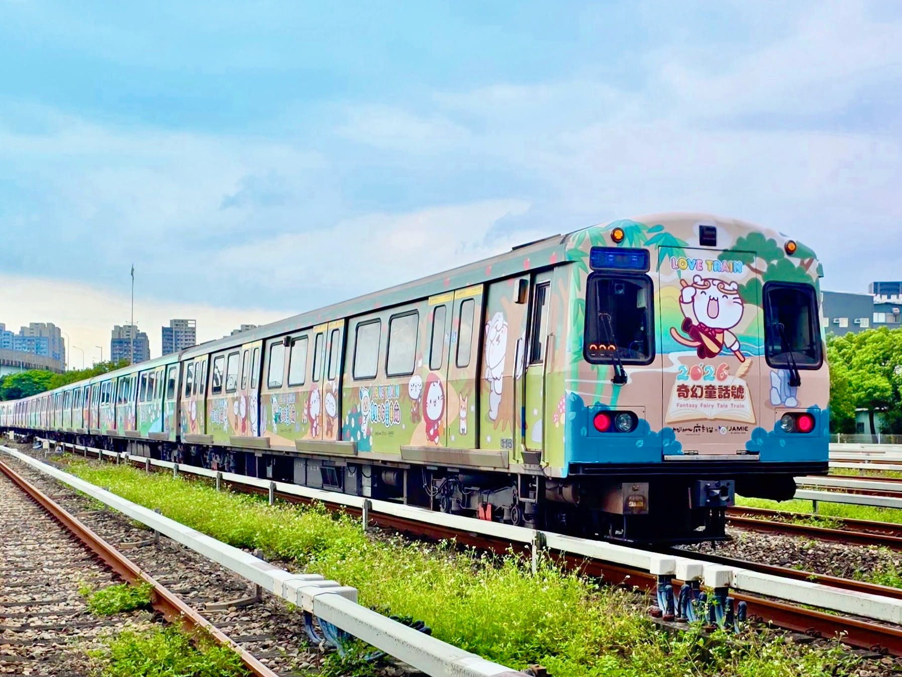 台北捷運車頭與車尾外觀幾乎相同時,究竟該如何判斷列車行進方向?台北捷運公司解答,關鍵就在「車燈顏色」。(翻攝自臉書台北捷運 Metro Taipei)