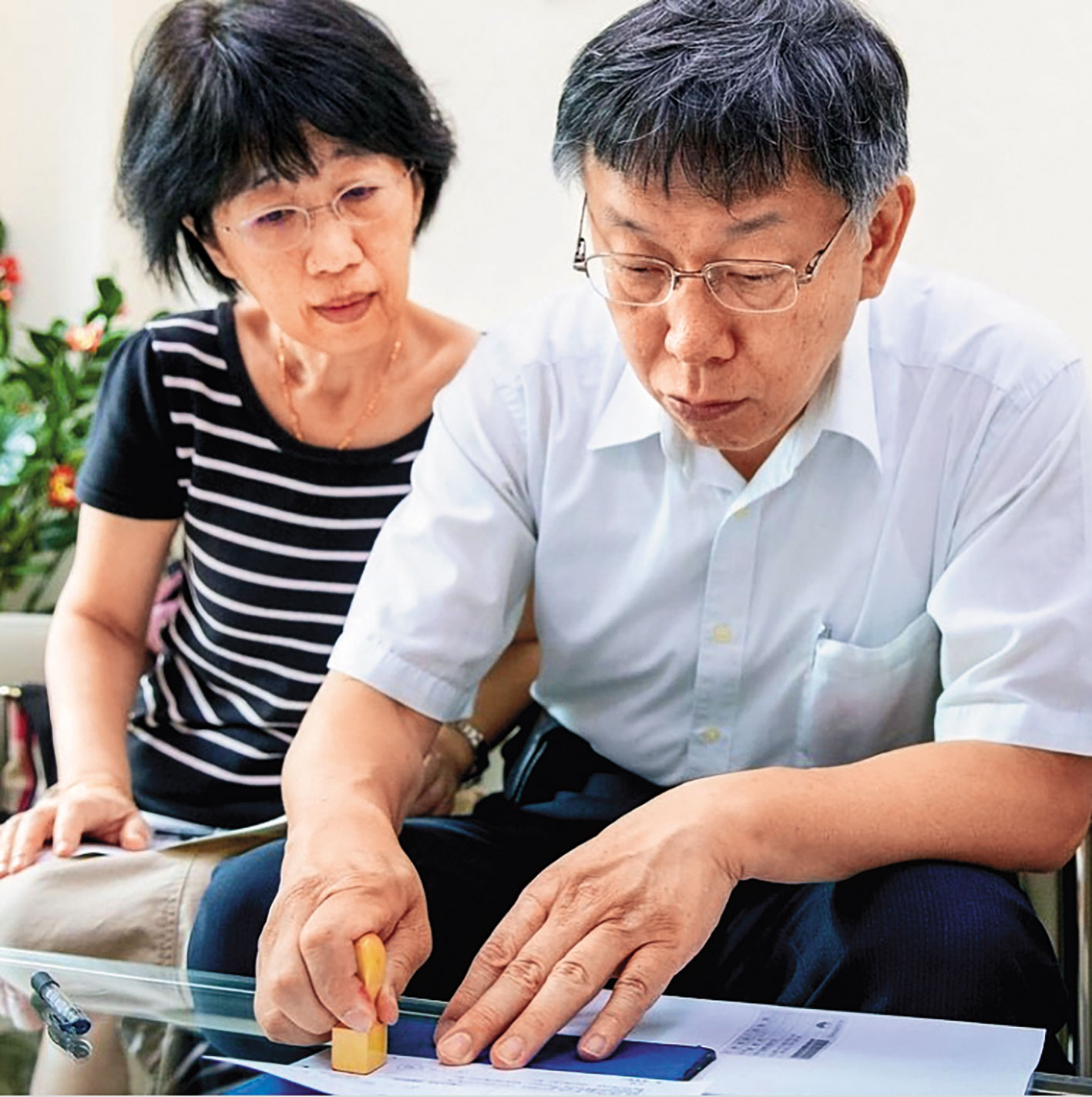 柯文哲（右）得知妻子陳佩琪（左）有意退休後，想安排她任小草咖啡棧董座兼總座。（翻攝IG）