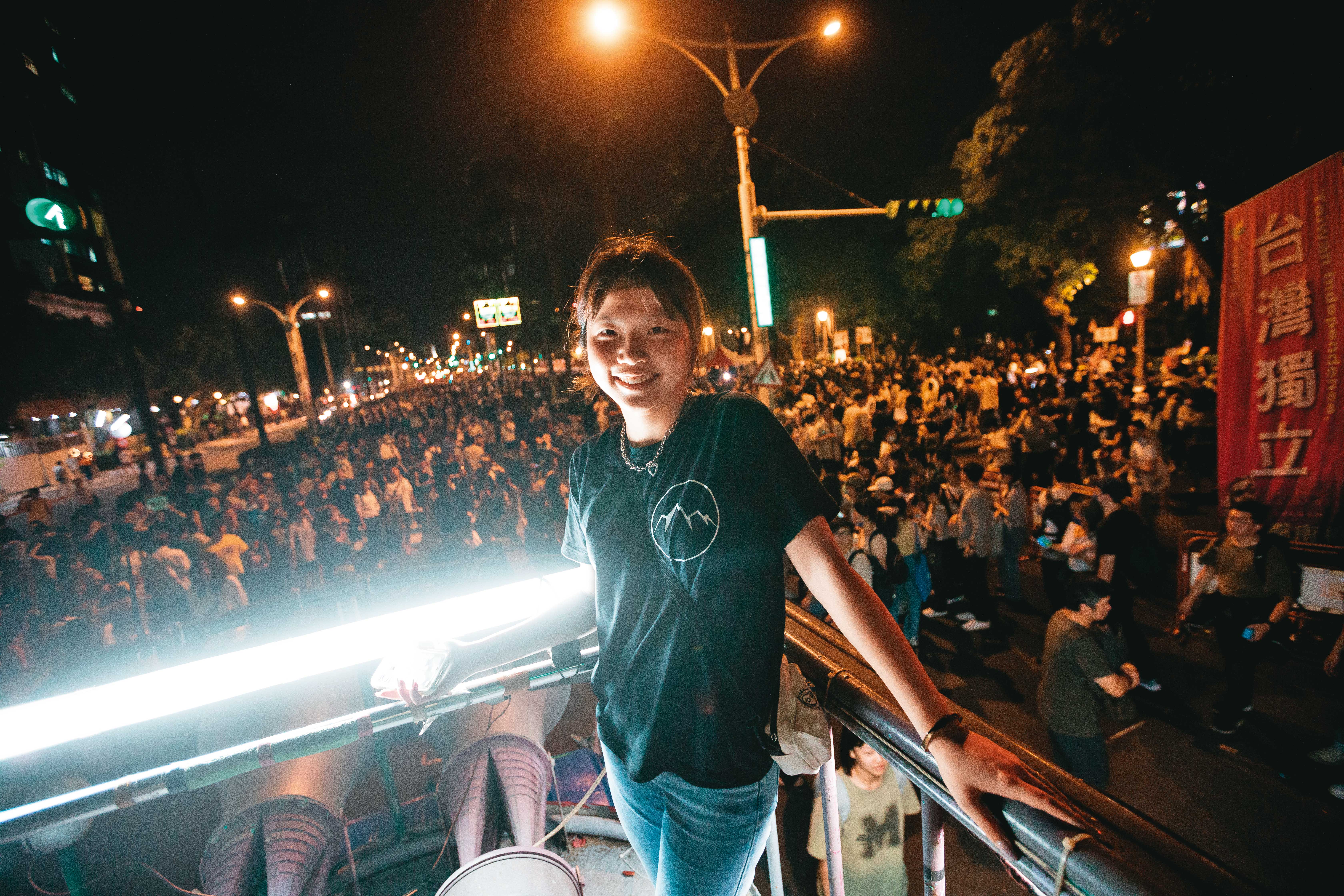 24日晚間翁歆媃負責主持中山南路、濟南路路口的公民短講，人潮綿延至忠孝西路，她幾乎看不見盡頭。