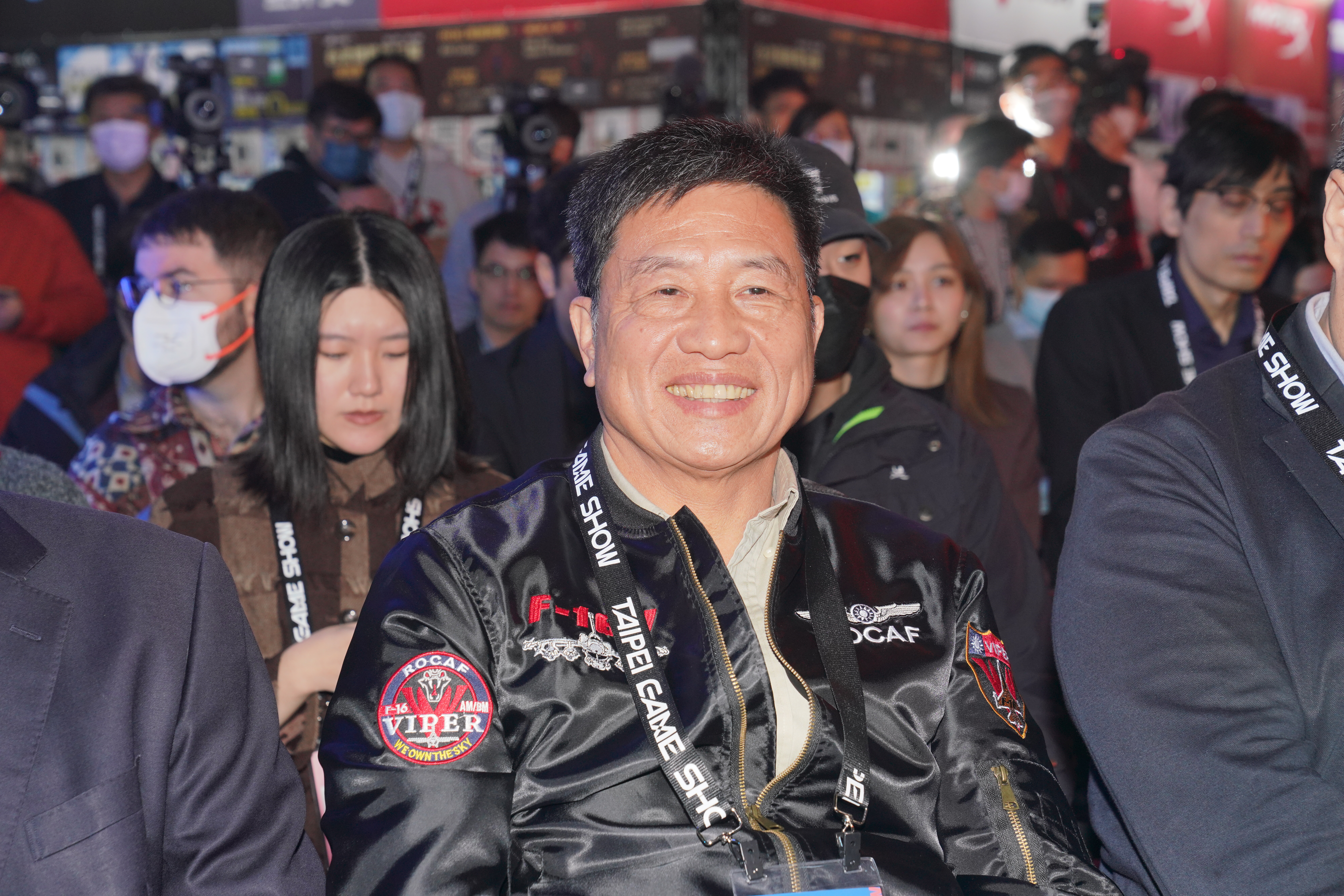 面板業寄望AI PC換機潮迎春燕，彭双浪透露大型賽事將至，友達出現大尺寸電視拉貨潮。